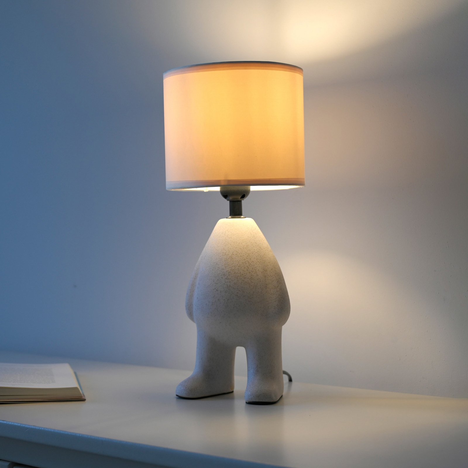 JUST LIGHT. Ted bordslampa, keramik, upprättstående, sandbeige