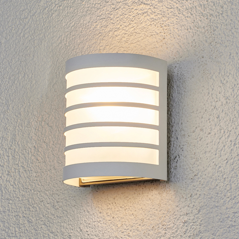 Biała zewnętrzna lampa ścienna CALIN z paskami