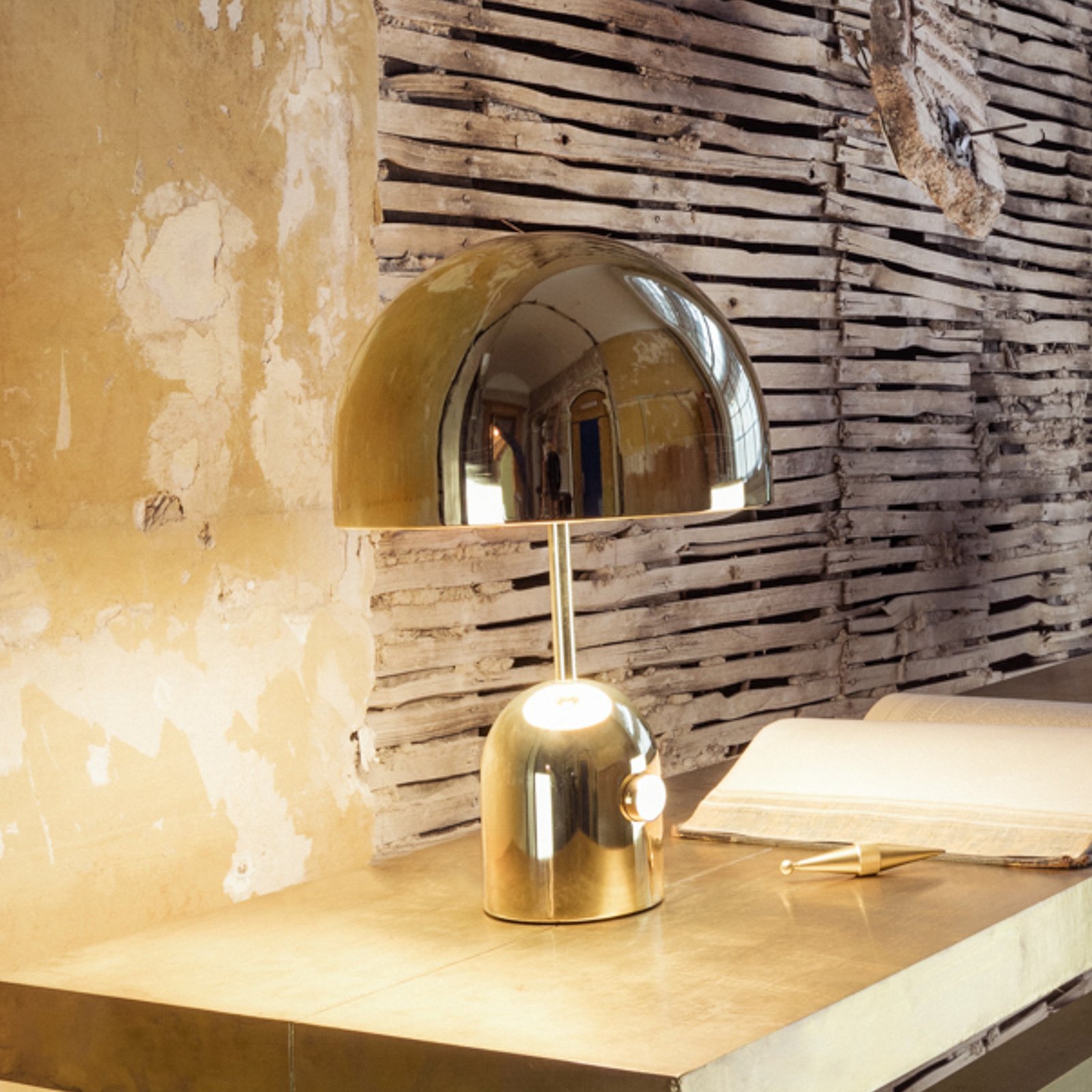 Tom Dixon LED настолна лампа Bell, златист цвят, височина 43 cm, стомана