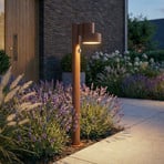 Bolardo luminoso LED Lucande Elune, marrón, con sensor, IP44, altura 77 cm