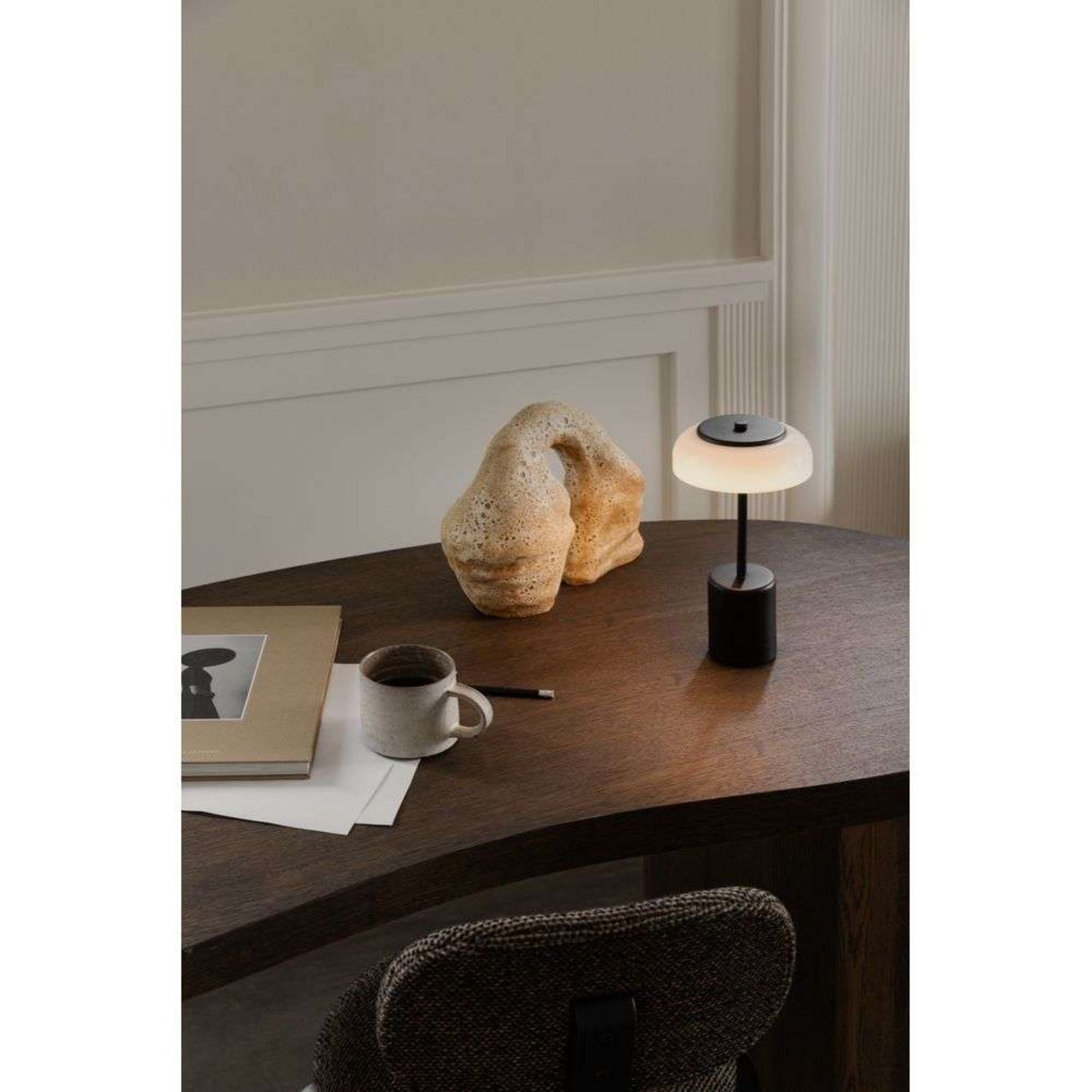 Nuura LED tölthető asztali világítás Blossi, magasság 26 cm, fekete/opál
