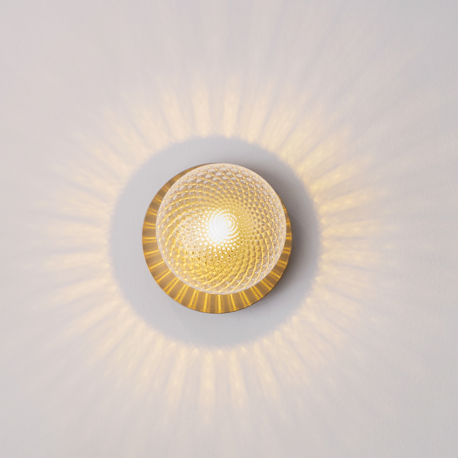 Nuura Liila 1 Medium Wandlampe, 1-flg. gold/klar