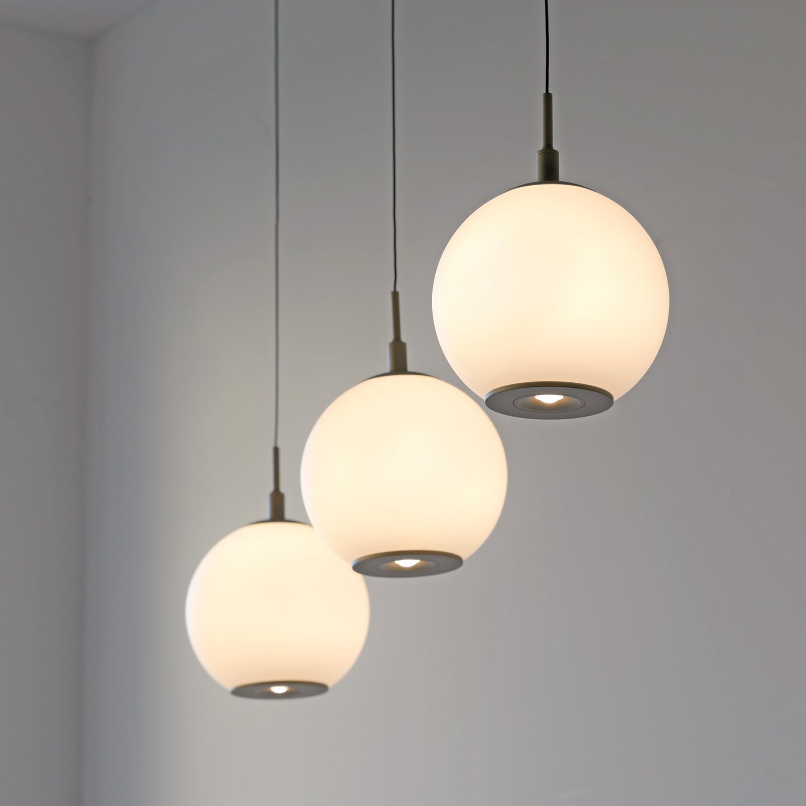 LED piekaramā lampa „Sandora“, smilškrāsā, garums 90 cm, stikls, 3 spuldzes. LED piekaramā lampa „Sandora“, smilškrāsā, garums 90 cm, stikls, 3 spuldzes.