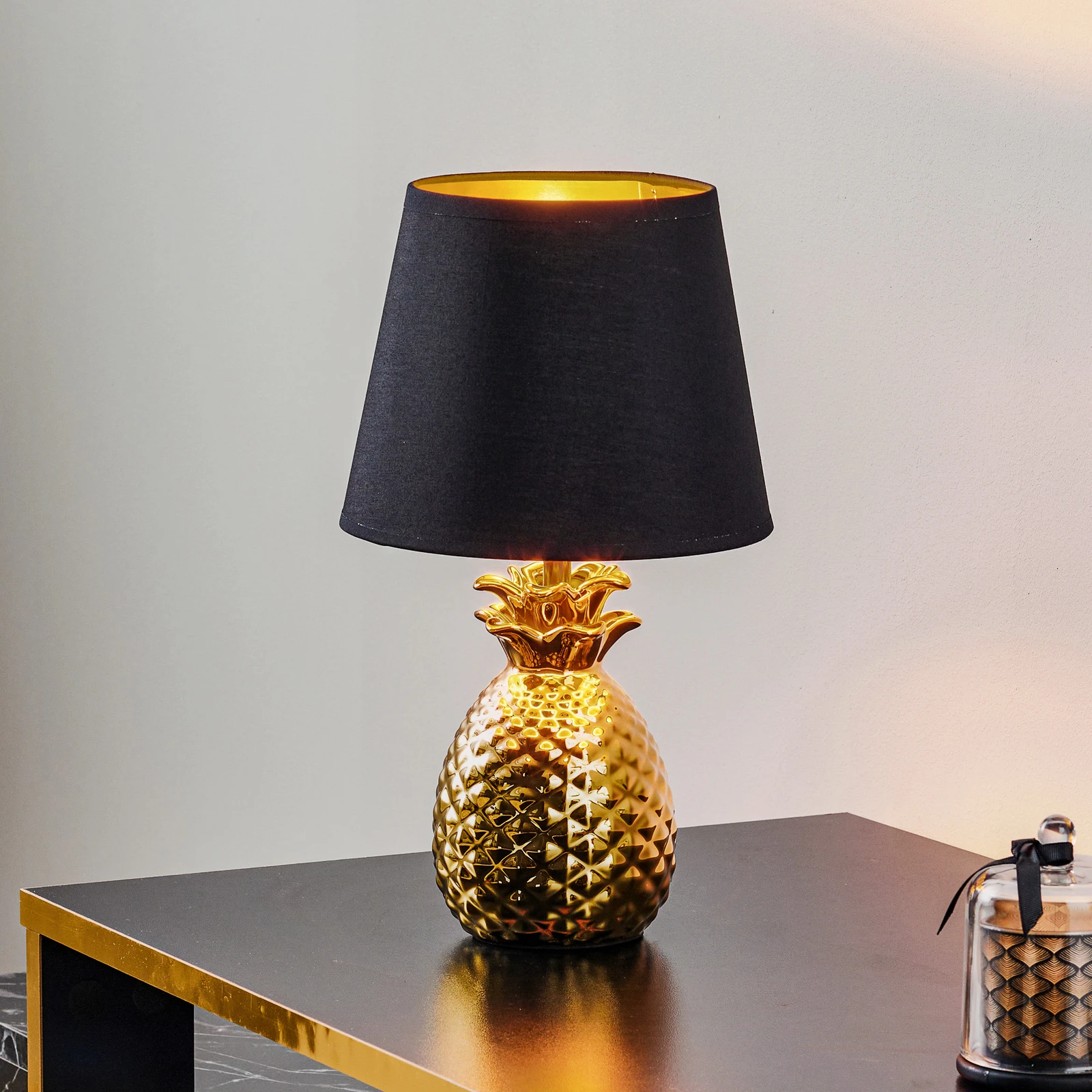 PALAZZO INT Lampe de table Ananas Or - Lampe de chevet 56 cm - Matériau : polypierre, peint en blanc et or, abat-jour en tissu noir