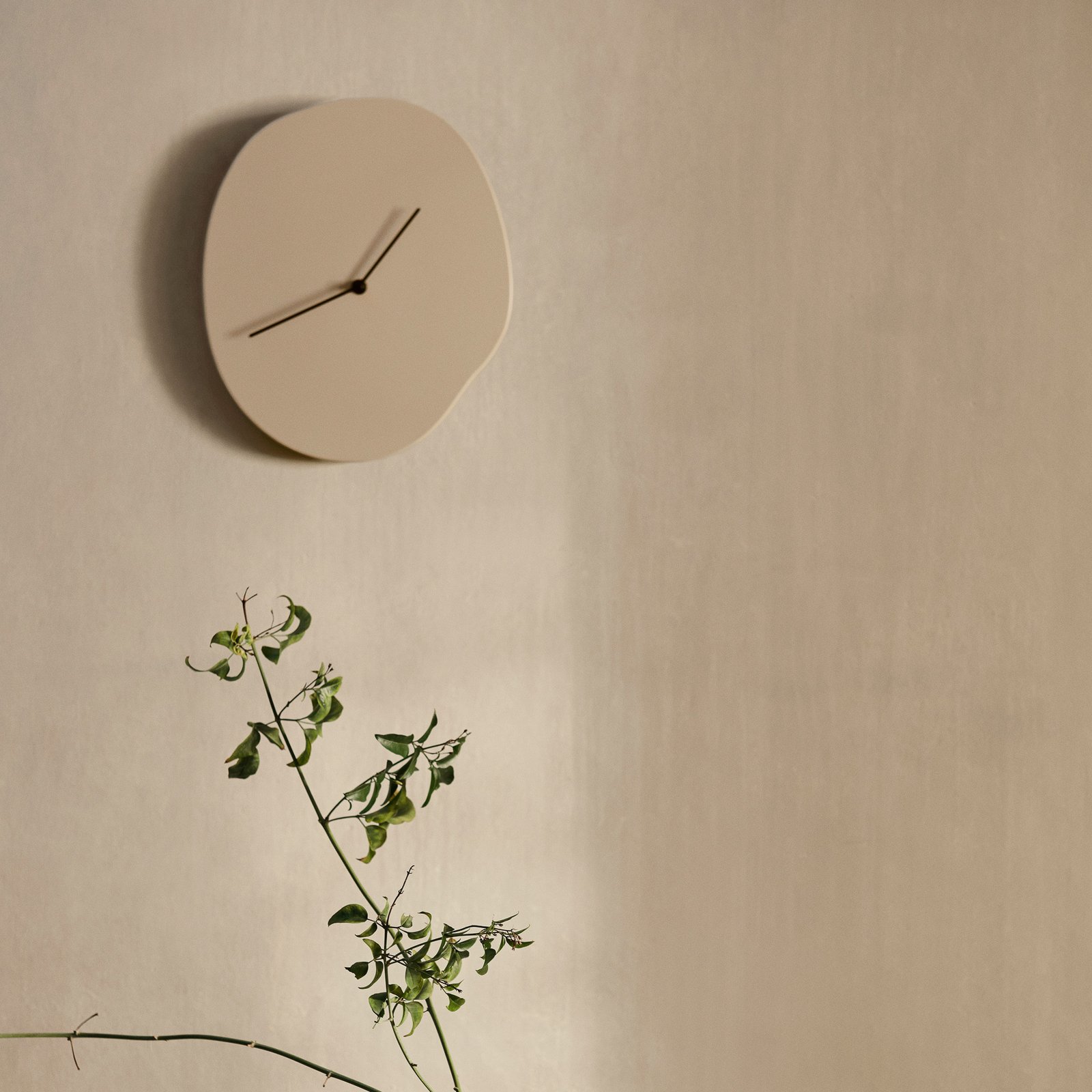 ferm LIVING orologio da parete Melt, beige, altezza 33 cm, legno, dipinto