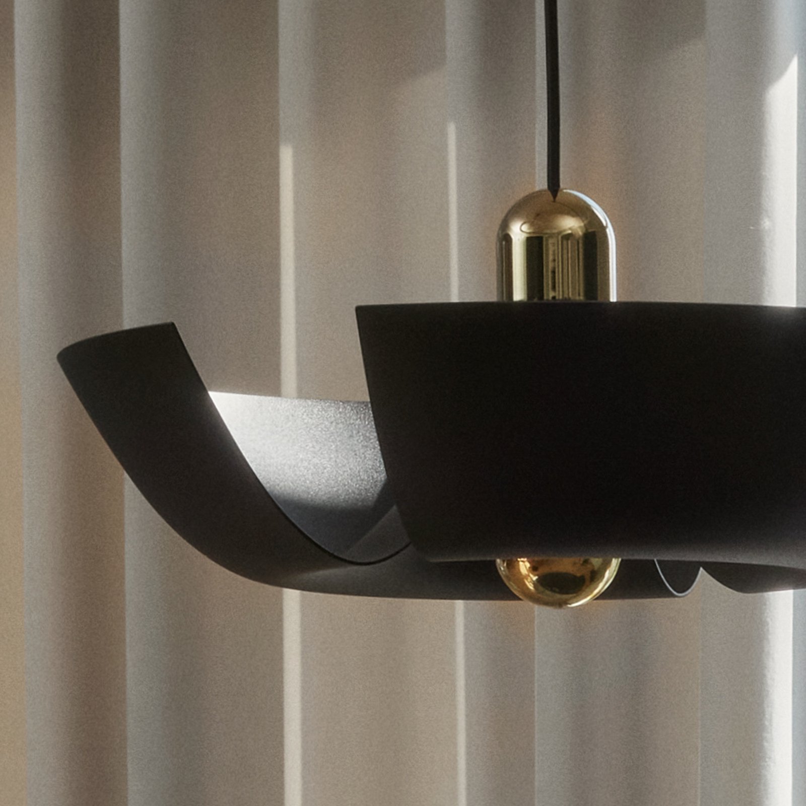 Lámpara colgante AYTM Cycnus, negra, Ø 45 cm, aluminio, E27
