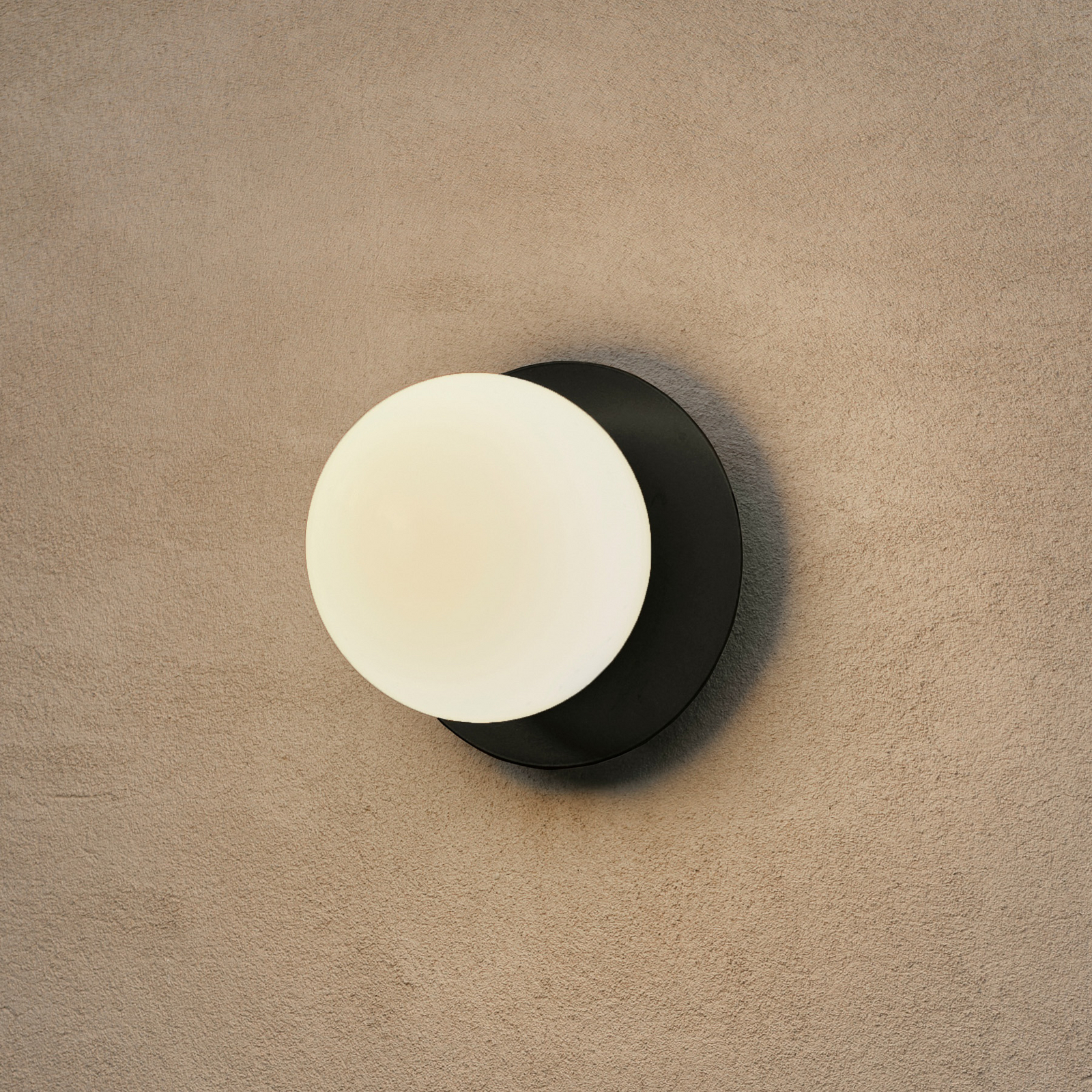 Nuura zunanja stenska svetilka Liila, Ø 16,5 cm, črna/opal