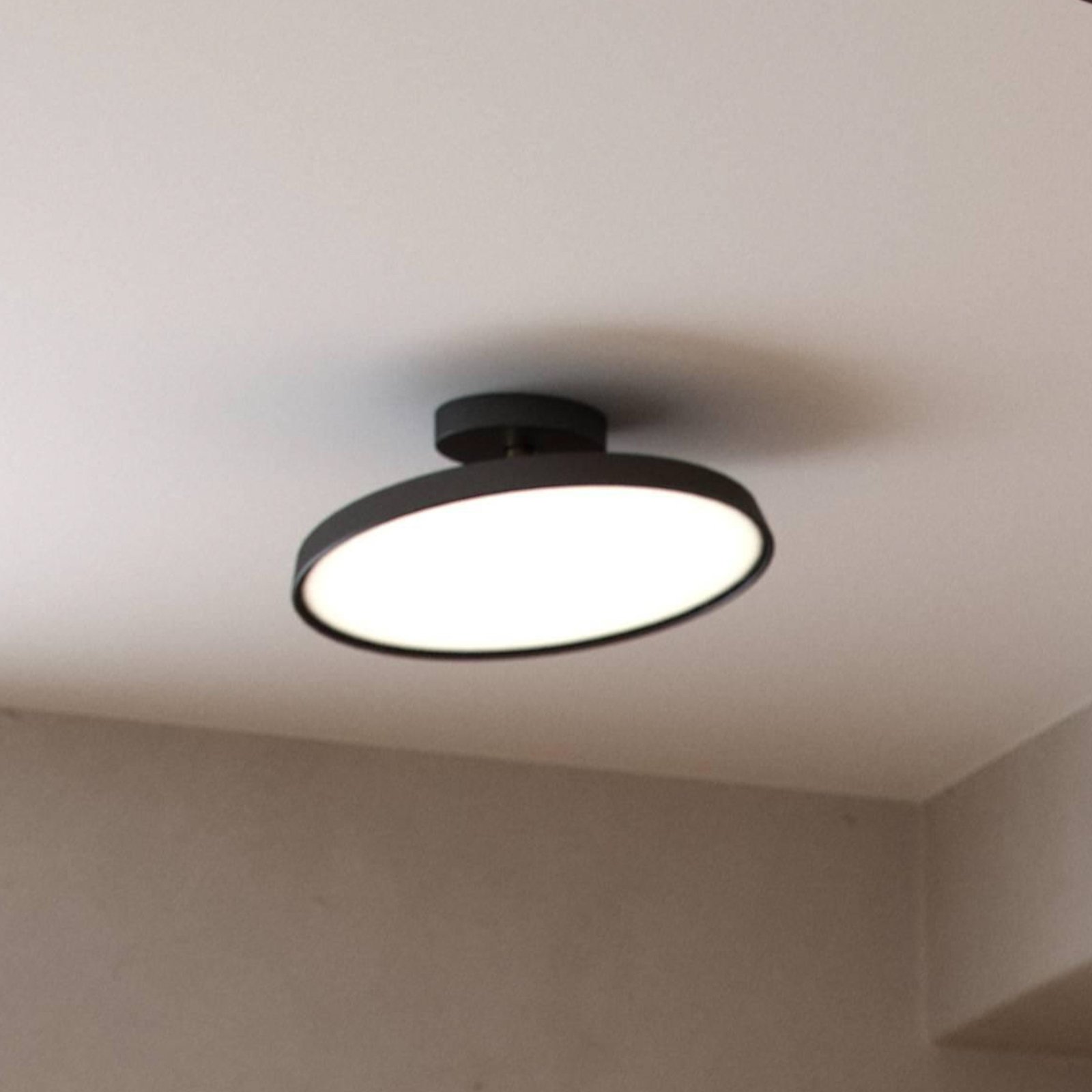 LED stropna svetilka Kaito 2 Pro, Ø 30 cm, črna, razmik