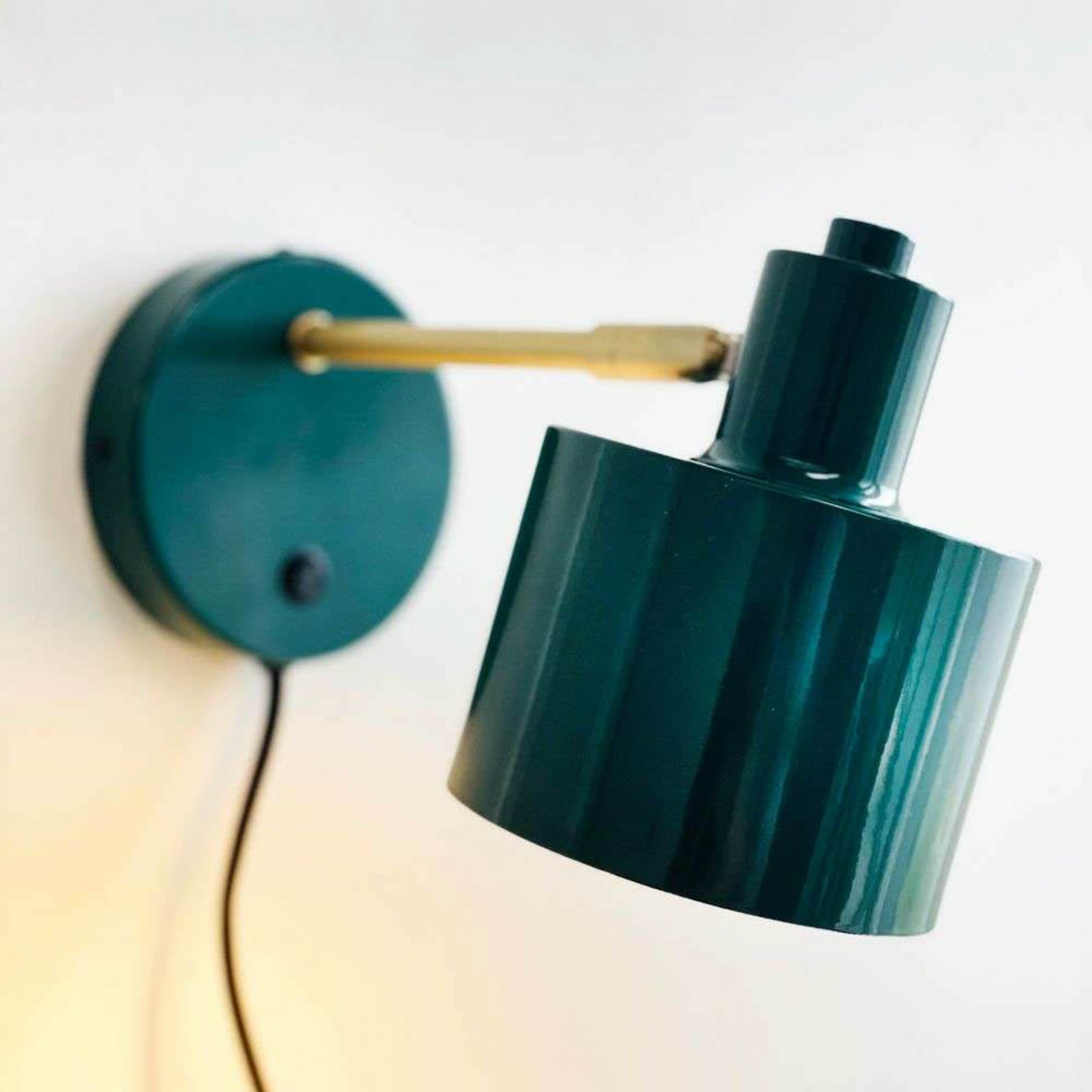 Dyberg Larsen vegglampe Ocean, mørkegrønn, utstikk 30 cm