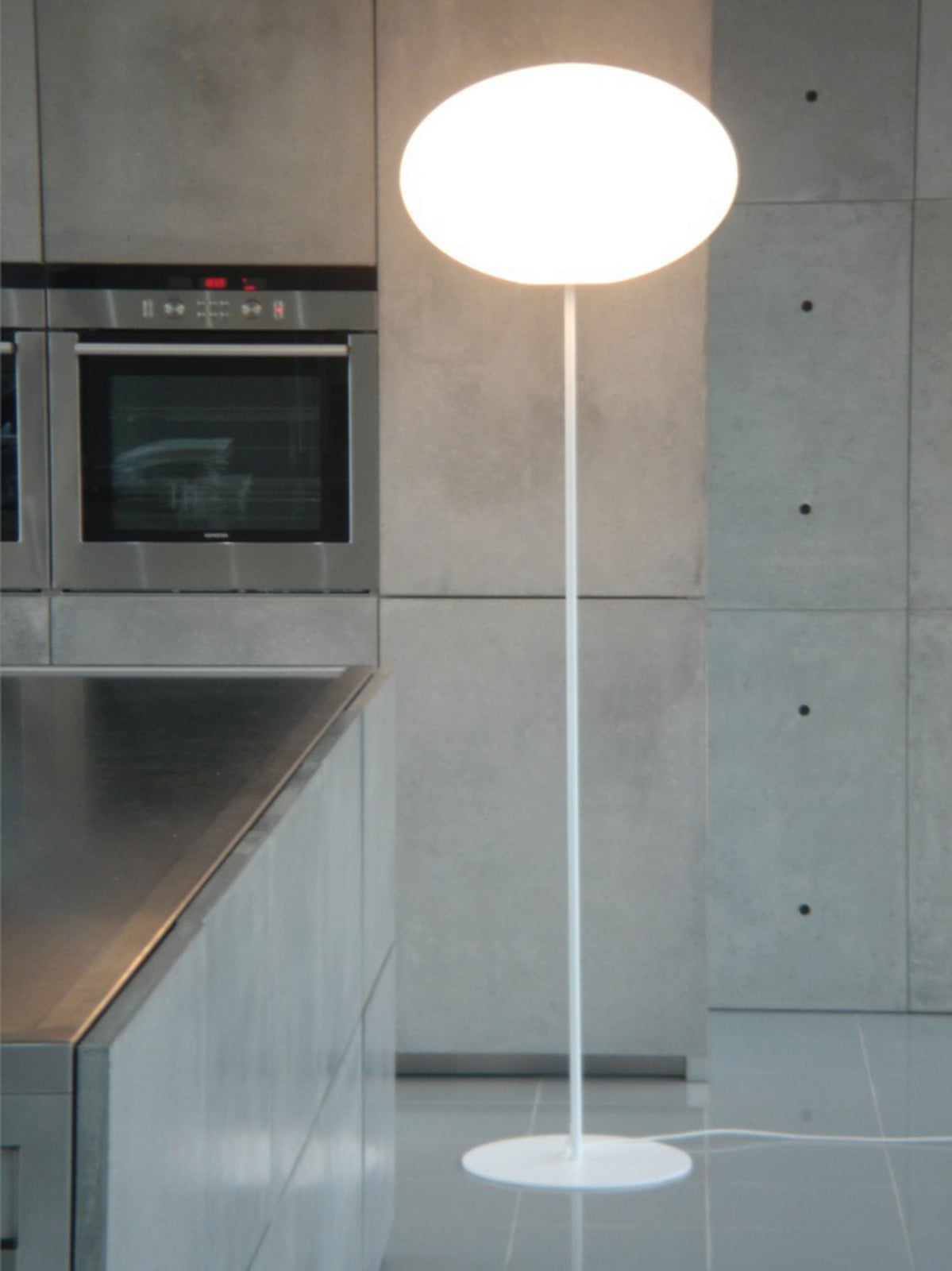Eggy Pin golvlampa, &Oslash; 55 cm, opal/vit CPH Lighting - Vardagsrum - Metall