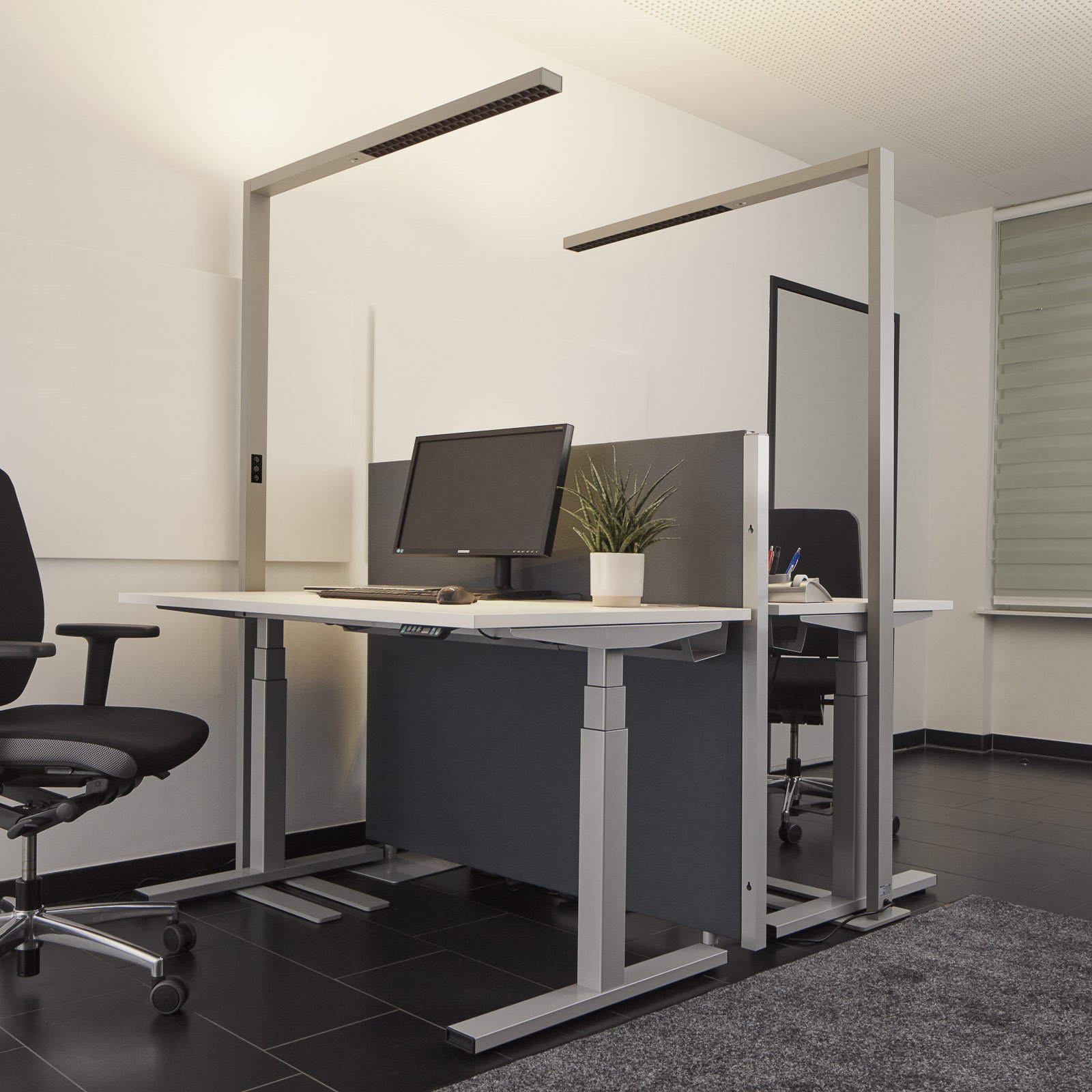 Büro-LED-Stehleuchte Jolinda, silber, CCT, Sensor, Dimmer