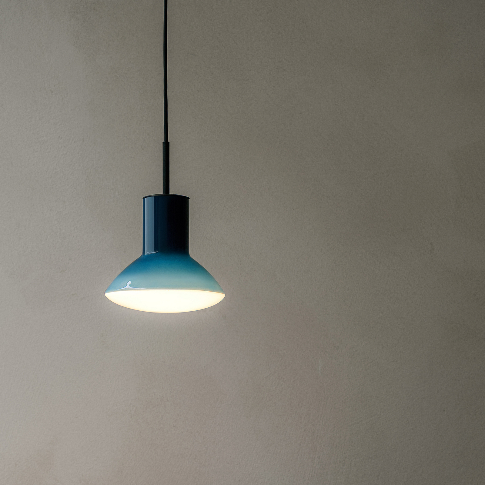 Candeeiro suspenso Grupa Onda, azul, Ø 17 cm, vidro, GU10
