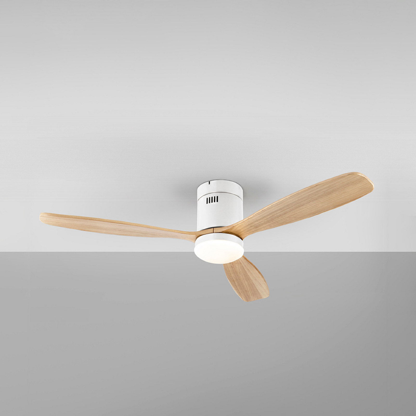 LED stropni ventilator Siroco, bel/svetlo les Ø 132 cm, tih