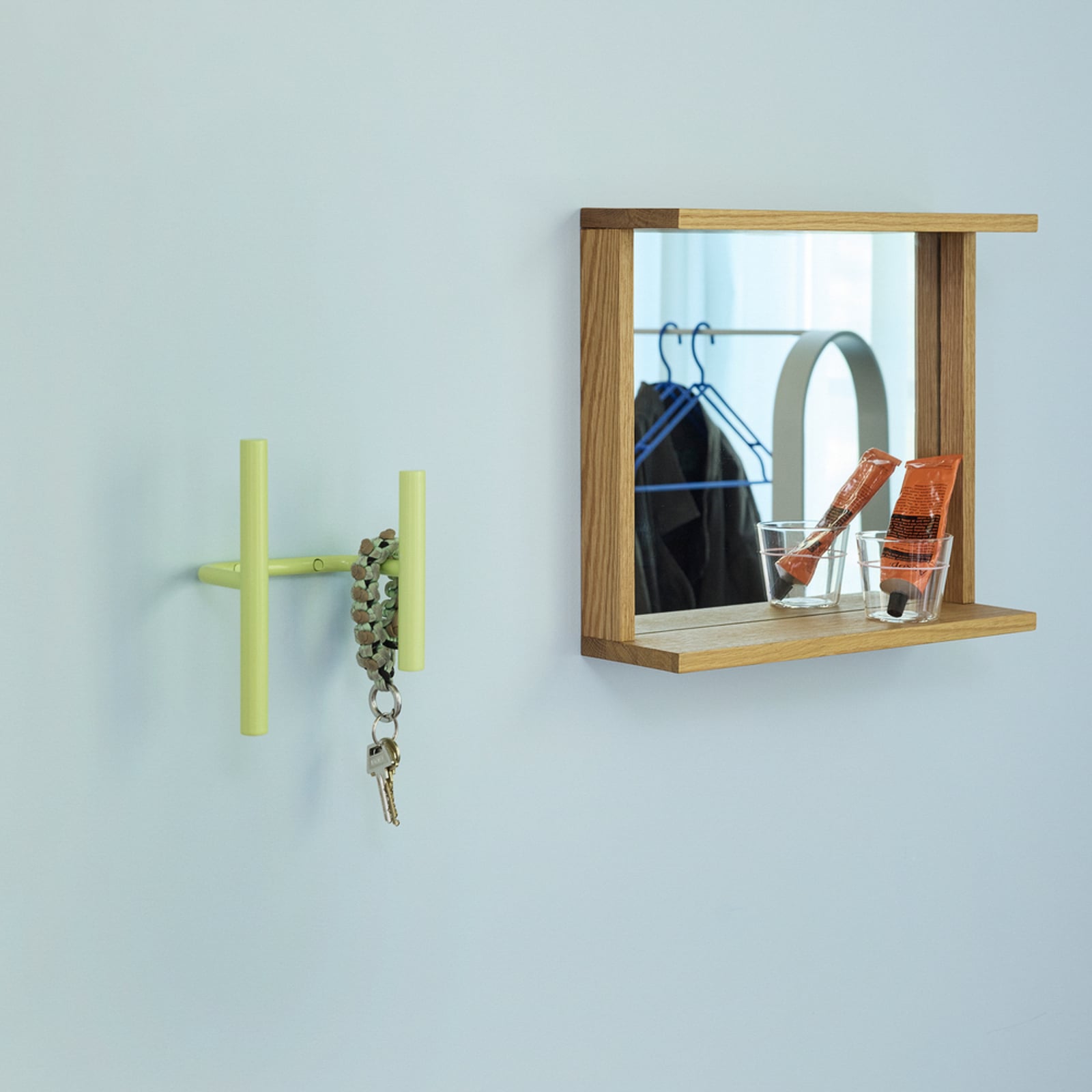 Sieninis drabužių kabyklė „Flip“, šviesiai žalia, plotis 20 cm, metalinė