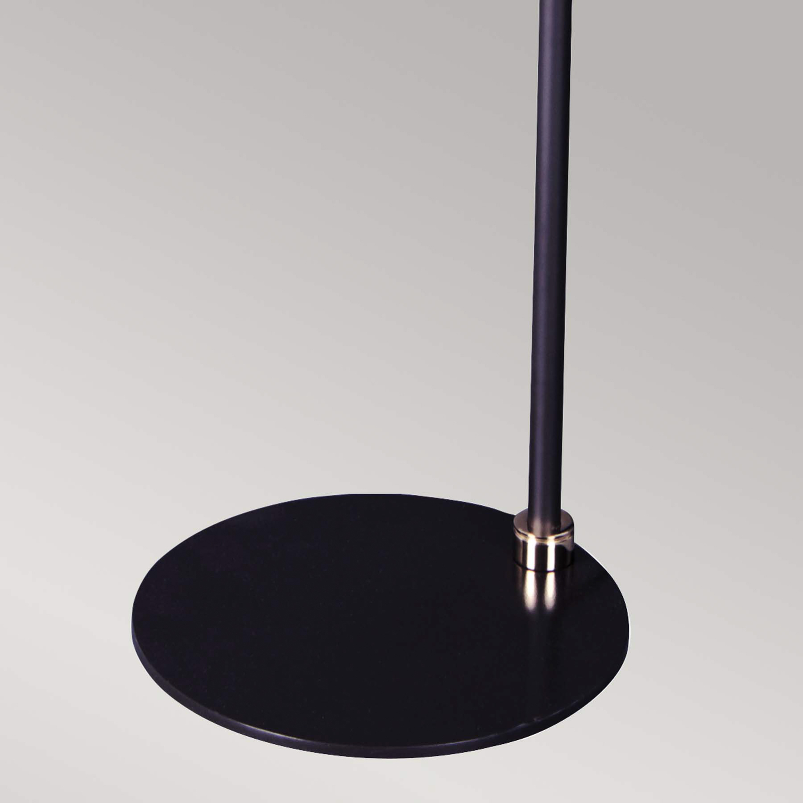 Stojací lampa Balance, černá/niklová, bílé stínítko