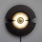 Wandlamp AYTM Cycnus, zwart, Ø 30 cm, stekker, aluminium, E27