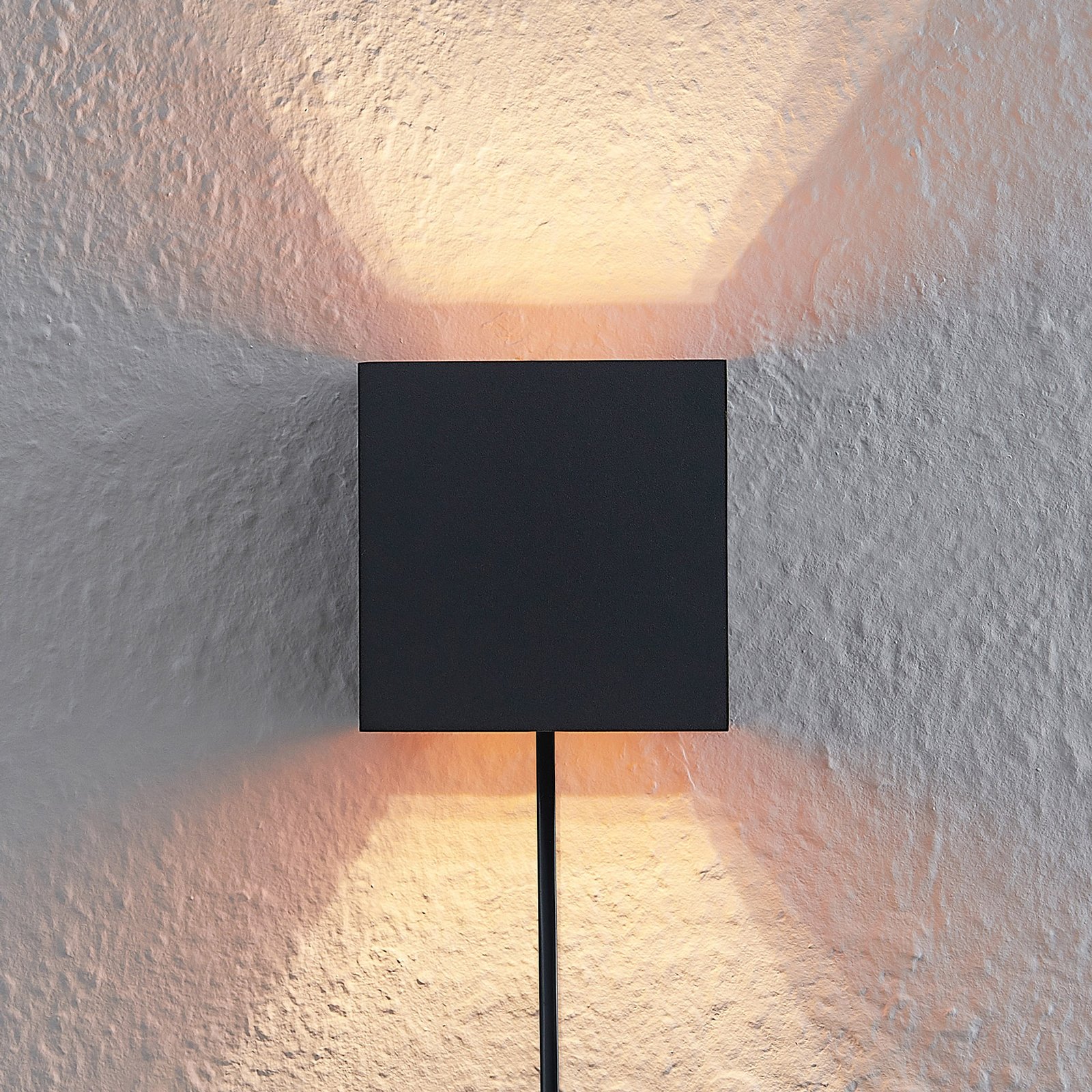 Wandlamp Arcchio Zuzana, hoekig, zwart, stekker, 9,7 cm
