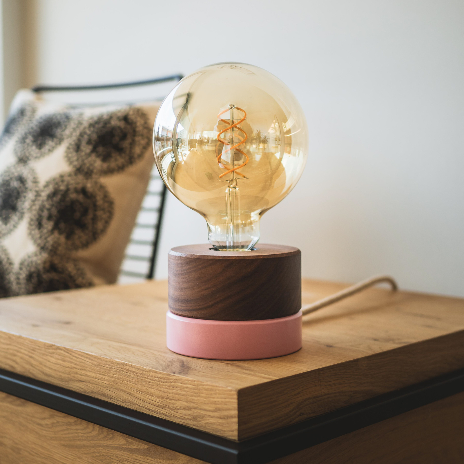 ALMUT 0239 Tischlampe, vegan, walnuss/zartrosa
