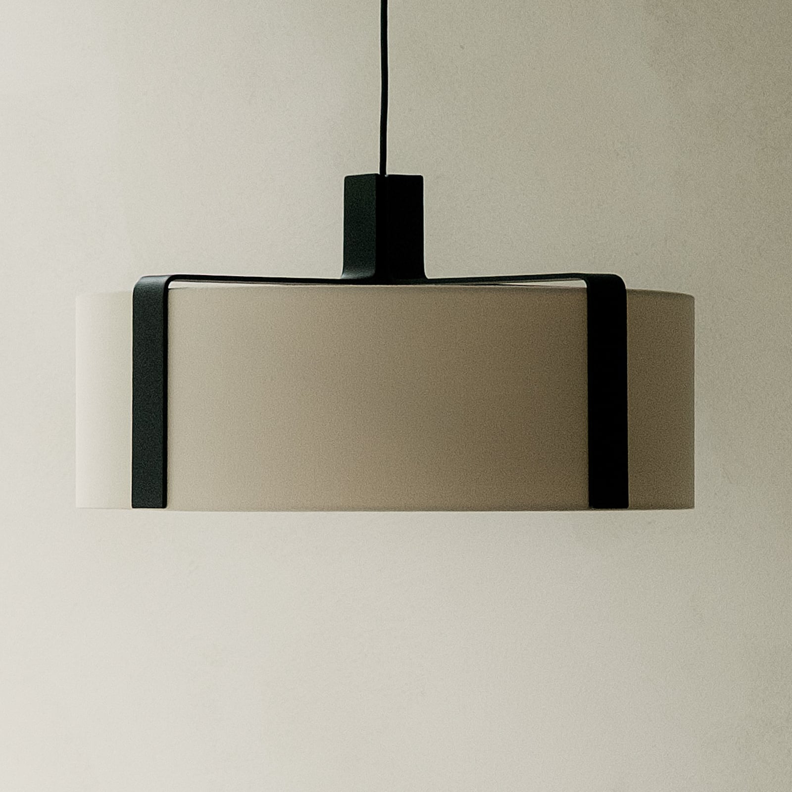 OKOLO lógó lámpa, fekete, Ø47 cm, fém/textil, E27-LED – GRUPA OKOLO lógó lámpa, fekete, Ø47 cm, fém/textil, E27-LED – GRUPA