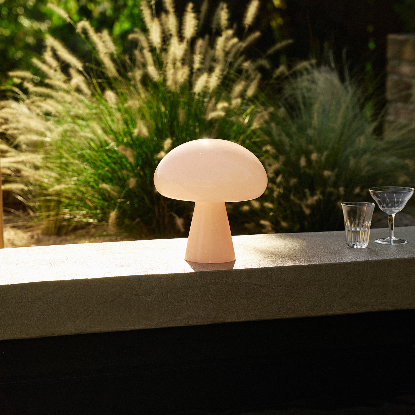 Gubi Obello LED table lamp, powder pink, IP44, glass