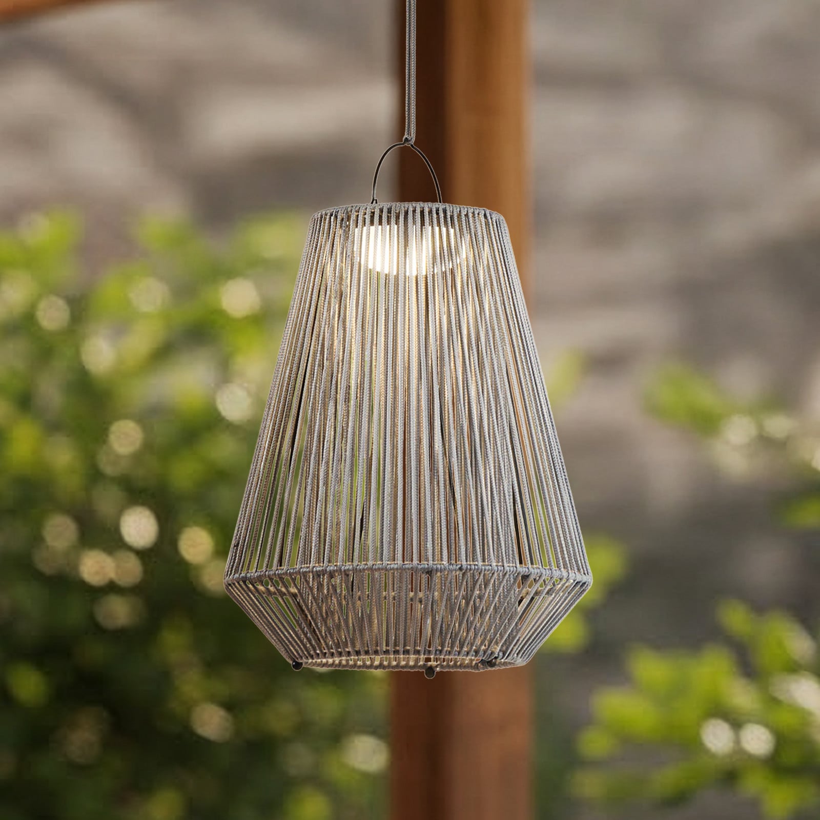 Austas LED-solcellslampa f&ouml;r upph&auml;ngning, &Oslash; 32 cm, gr&aring;, USB, IP54 &ndash; Lindby - Balkong - Modern - Plast - Med en ljusk&auml;lla