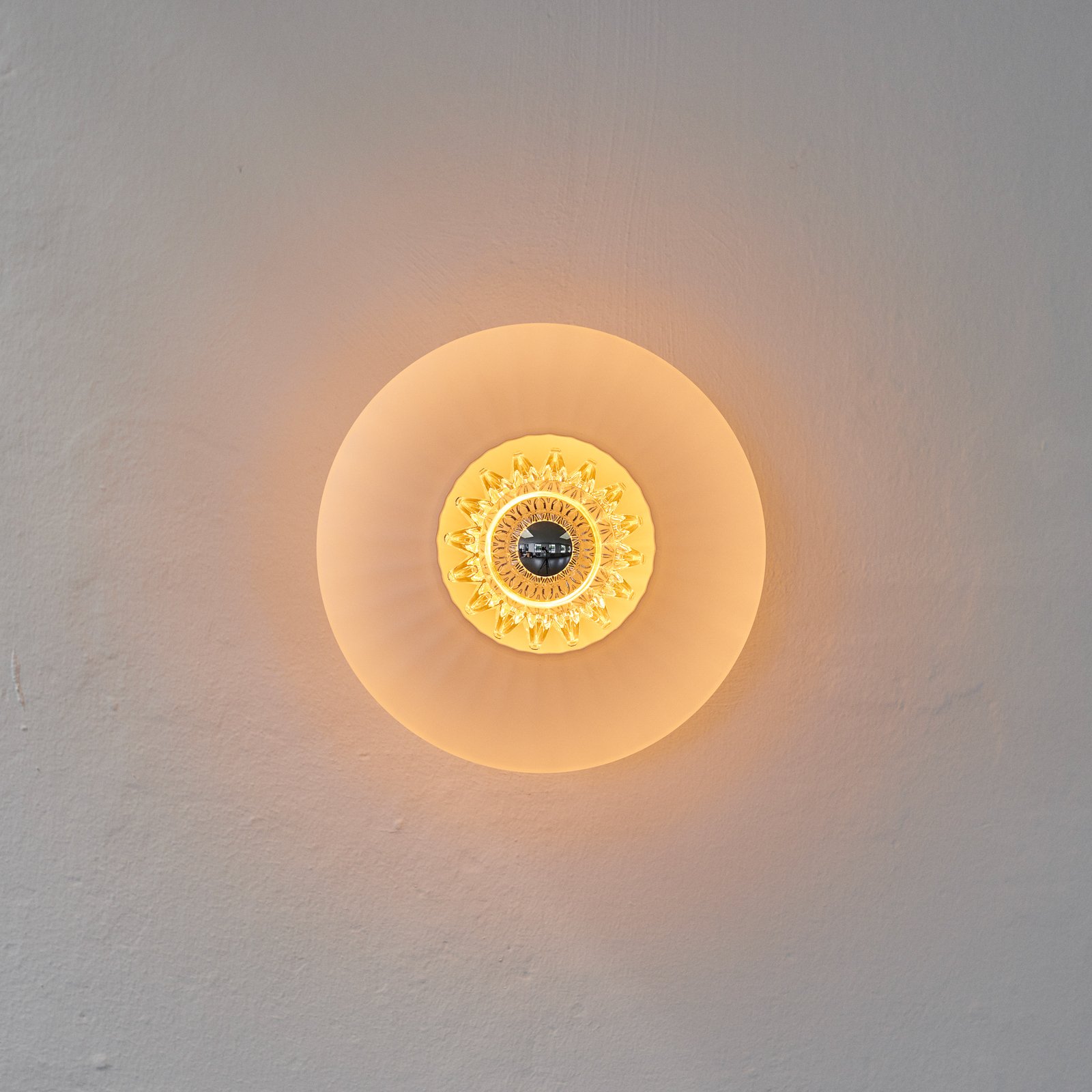 Zidna svjetiljka New Wave Optic, opal bijela, očna jabučica, utikač