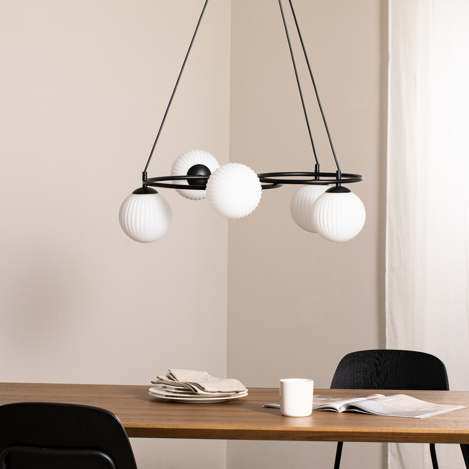 Libra living room lamp, opal/black, Ø 70 cm, glass, 5-bulb.