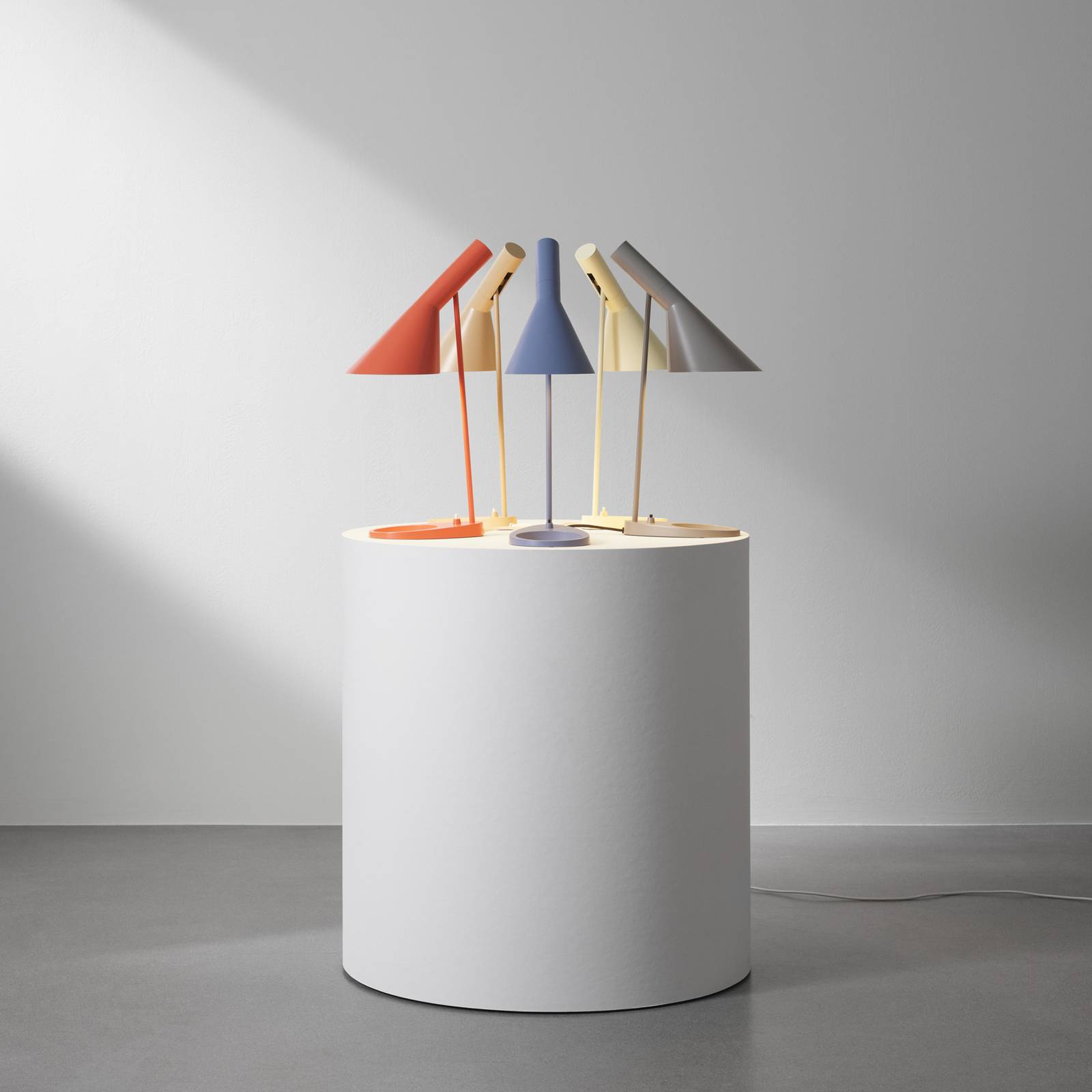 Designerska lampa stołowa Louis Poulsen AJ szara