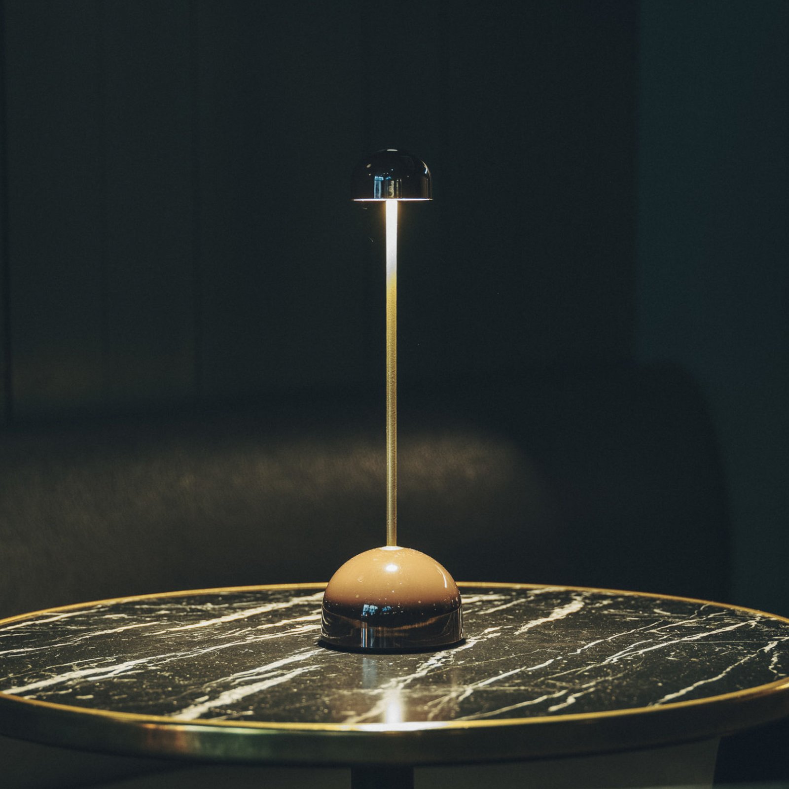 MARSET LED-Akku-Tischlampe Sips, braun/gold, 31 cm, Stahl