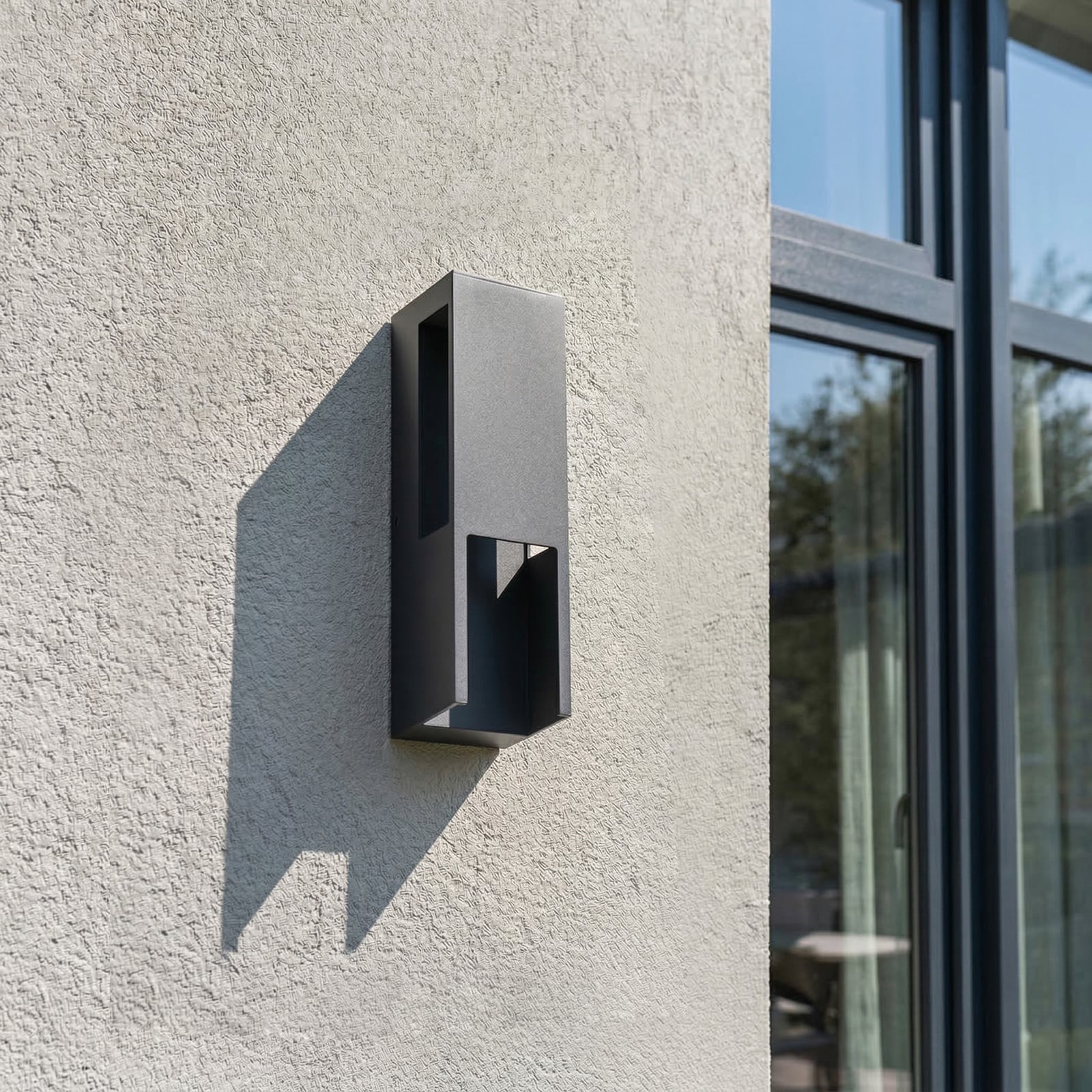 Vonkajšie nástenné svietidlo Enyra LED, IP65, čierna, 27 cm, hliník – Lindby