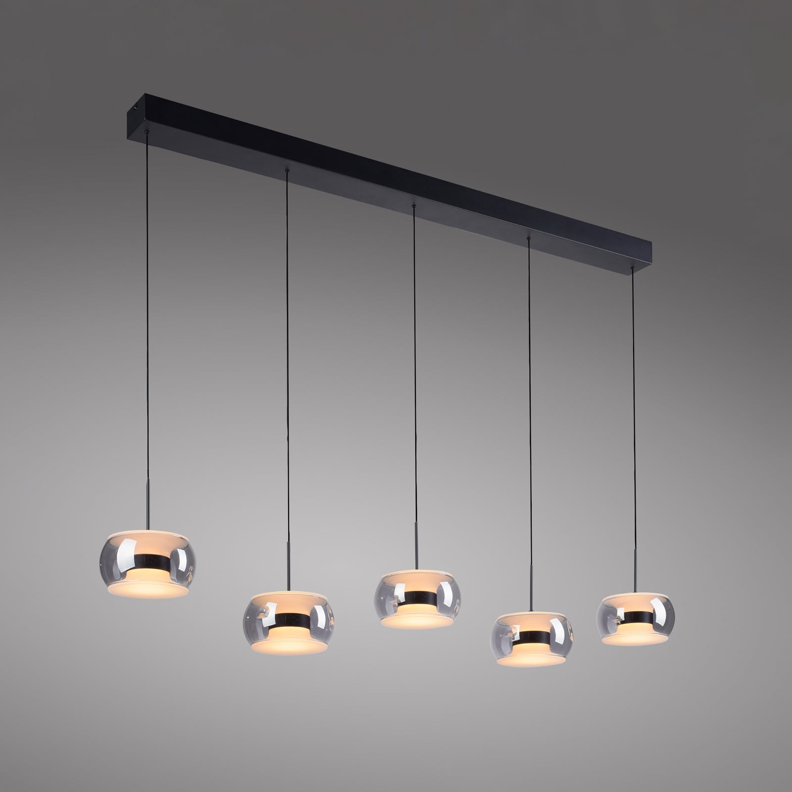 Fumea LED lógó lámpa, hossz: 119 cm, fekete/füstös üveg, CCT, 5 izzós Fumea LED lógó lámpa, hossz: 119 cm, fekete/füstös üveg, CCT, 5 izzós