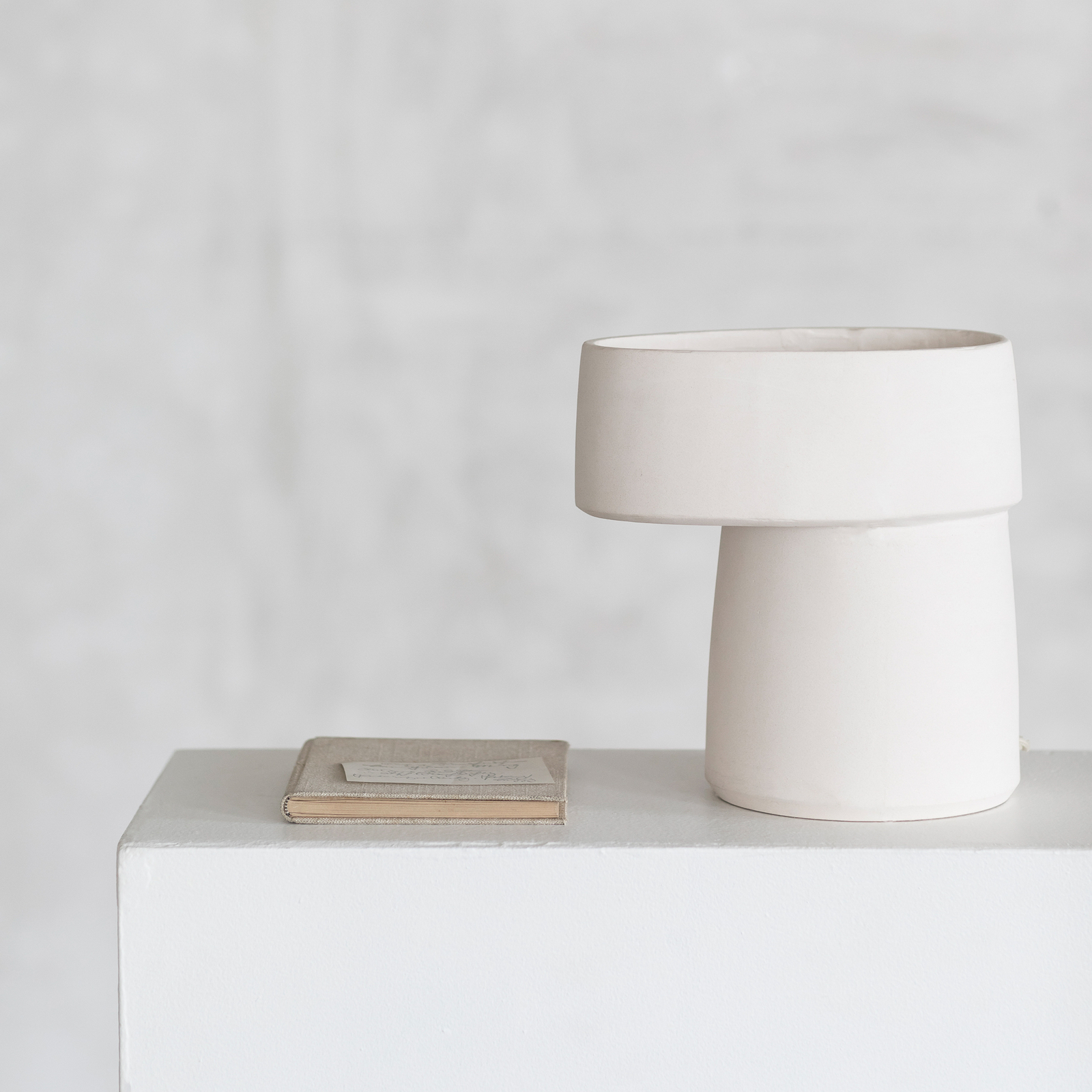 WHITE ROMÉ 01 bordlampe, beige, stentøj, højde 23,5 cm, E14 – Serax
