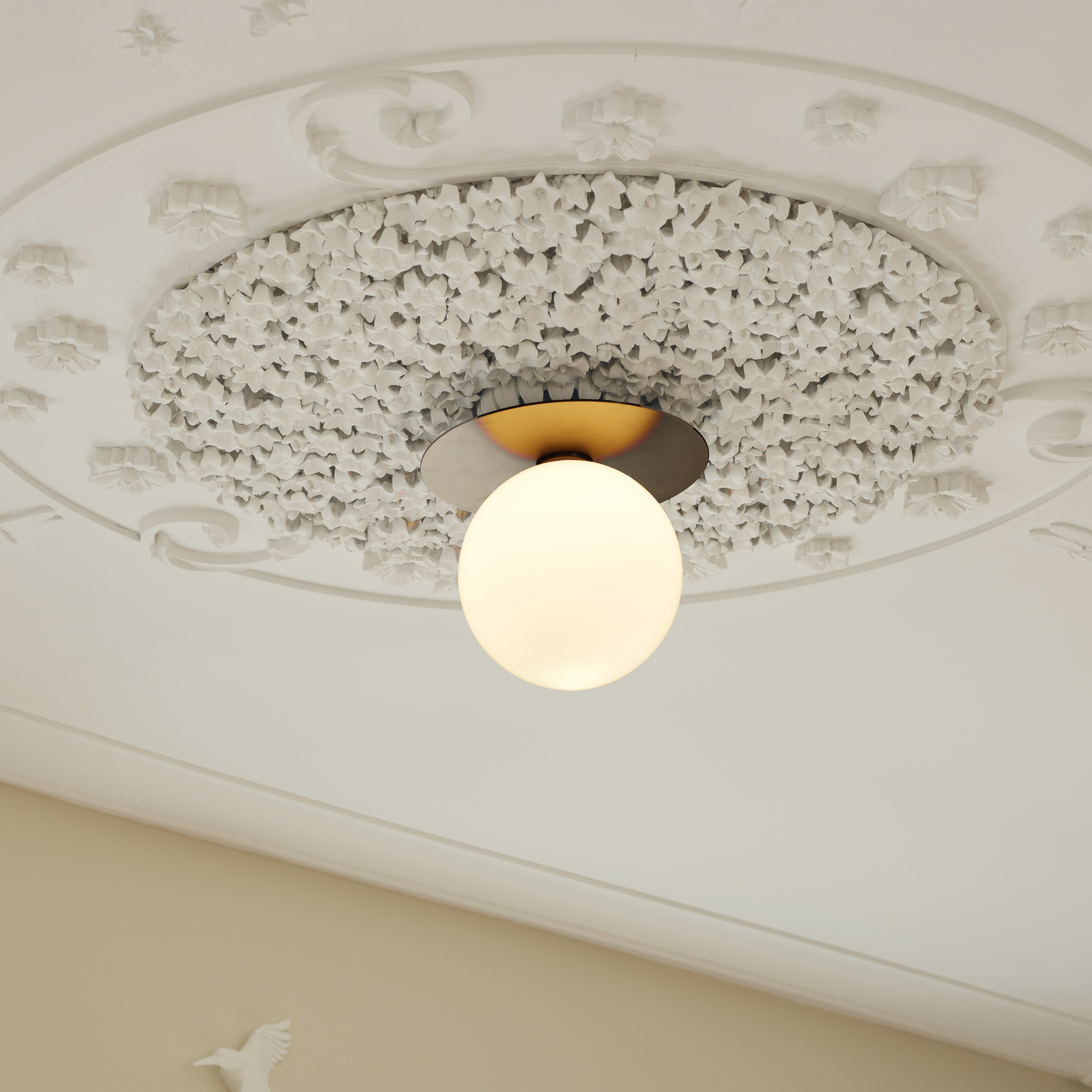Liila 1 wall light, bronze/opal, Ø 25.5 cm, IP 44 - Nuura