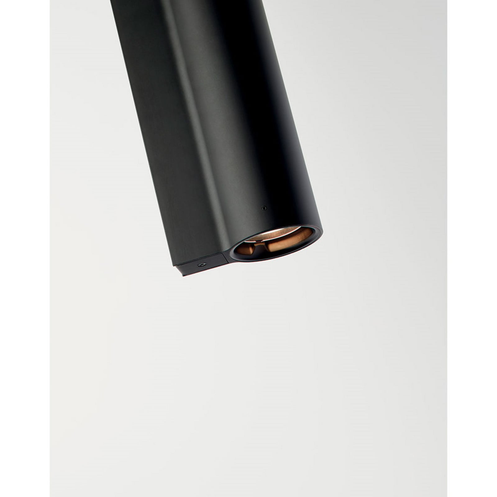 E04 Vägglampa H46,5xØ13,4 Matt Svart Luceplan - Vardagsrum - Aluminium | Produkter - Vägglampor | Lampspecialisterna
