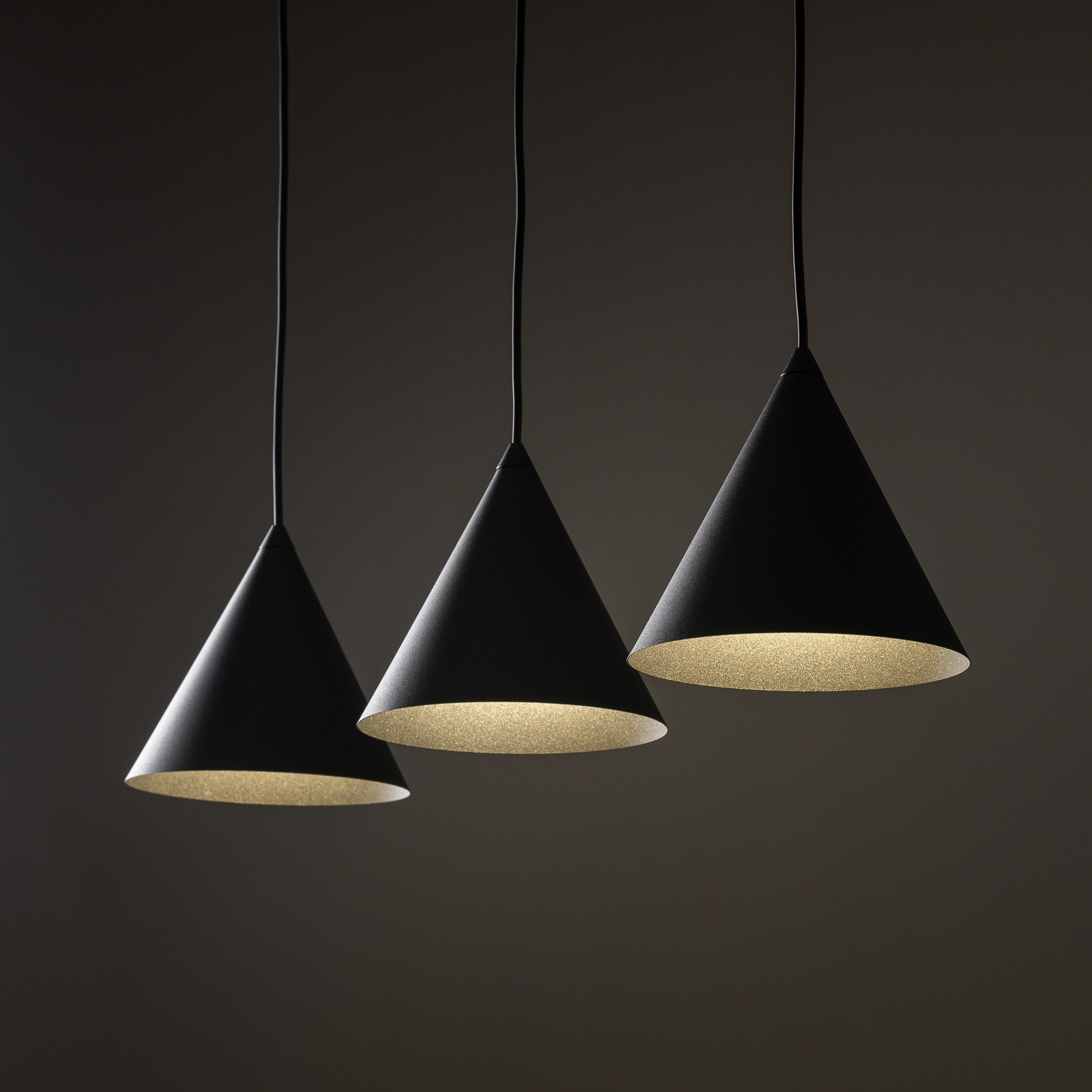 Závěsné světlo Cono, 3 žárovky, černé, E27