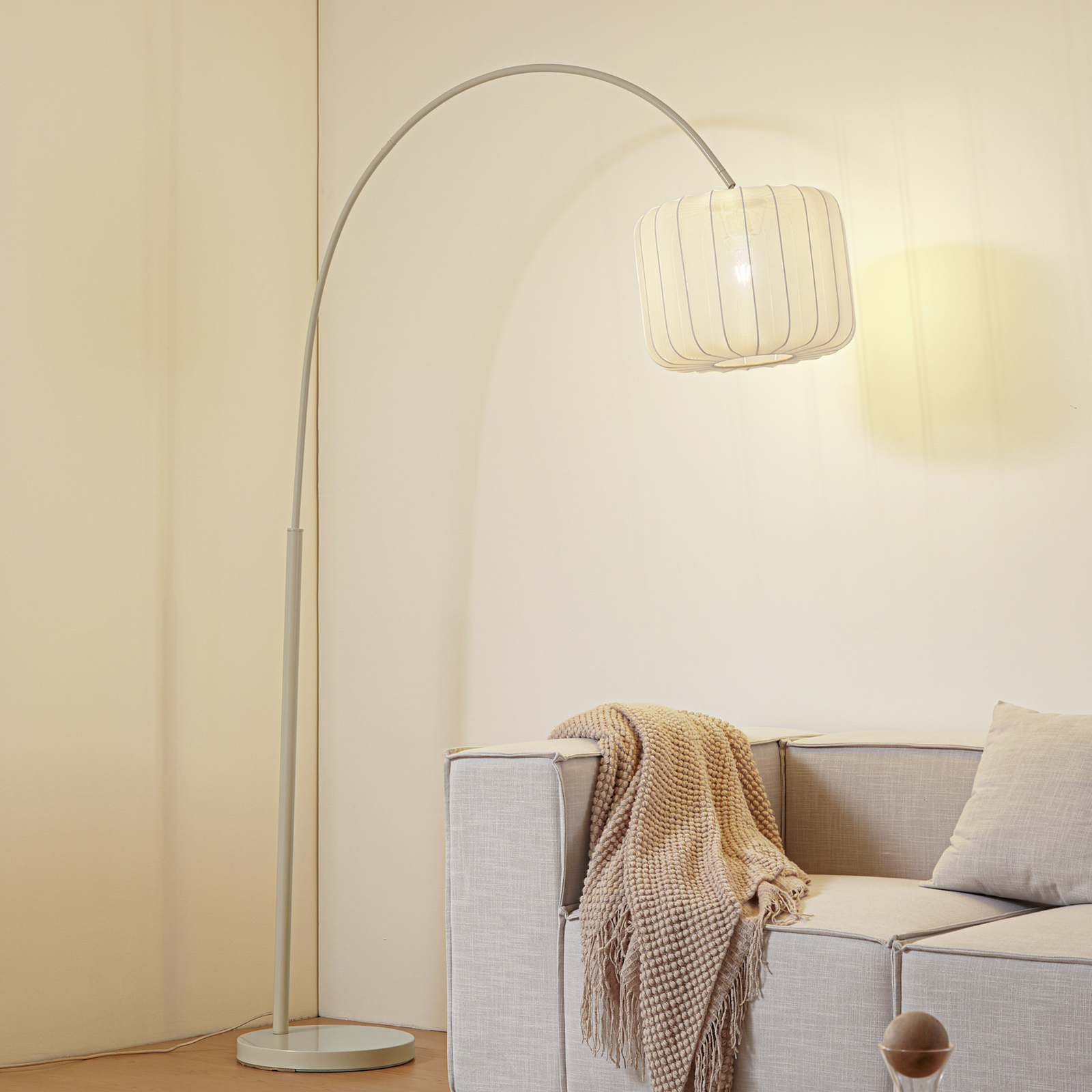 Lindby Bogenleuchte Helin, beige, Textil, Höhe 198,5 cm