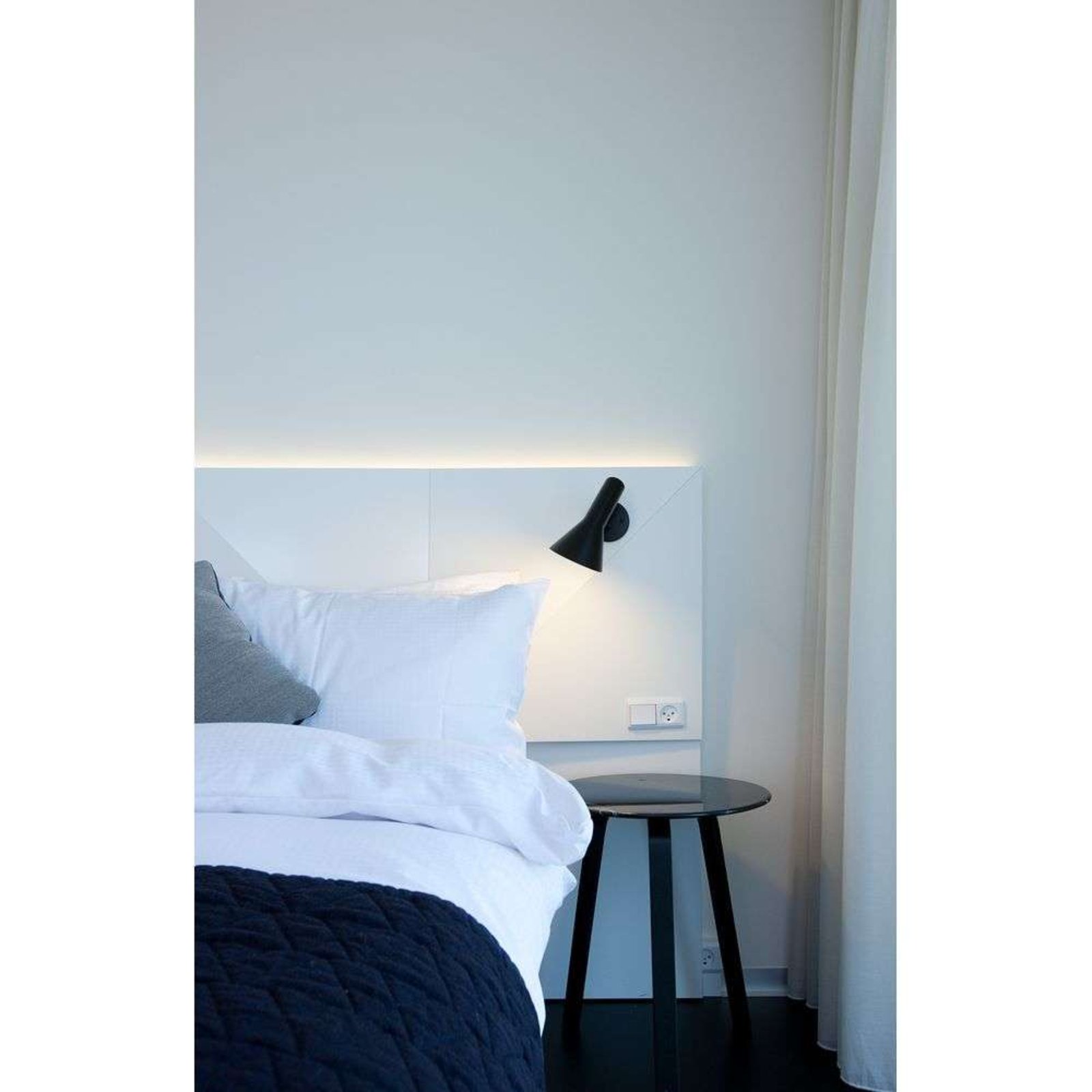 AJ Wall Lamp Hardwired SW Black - Louis Poulsen