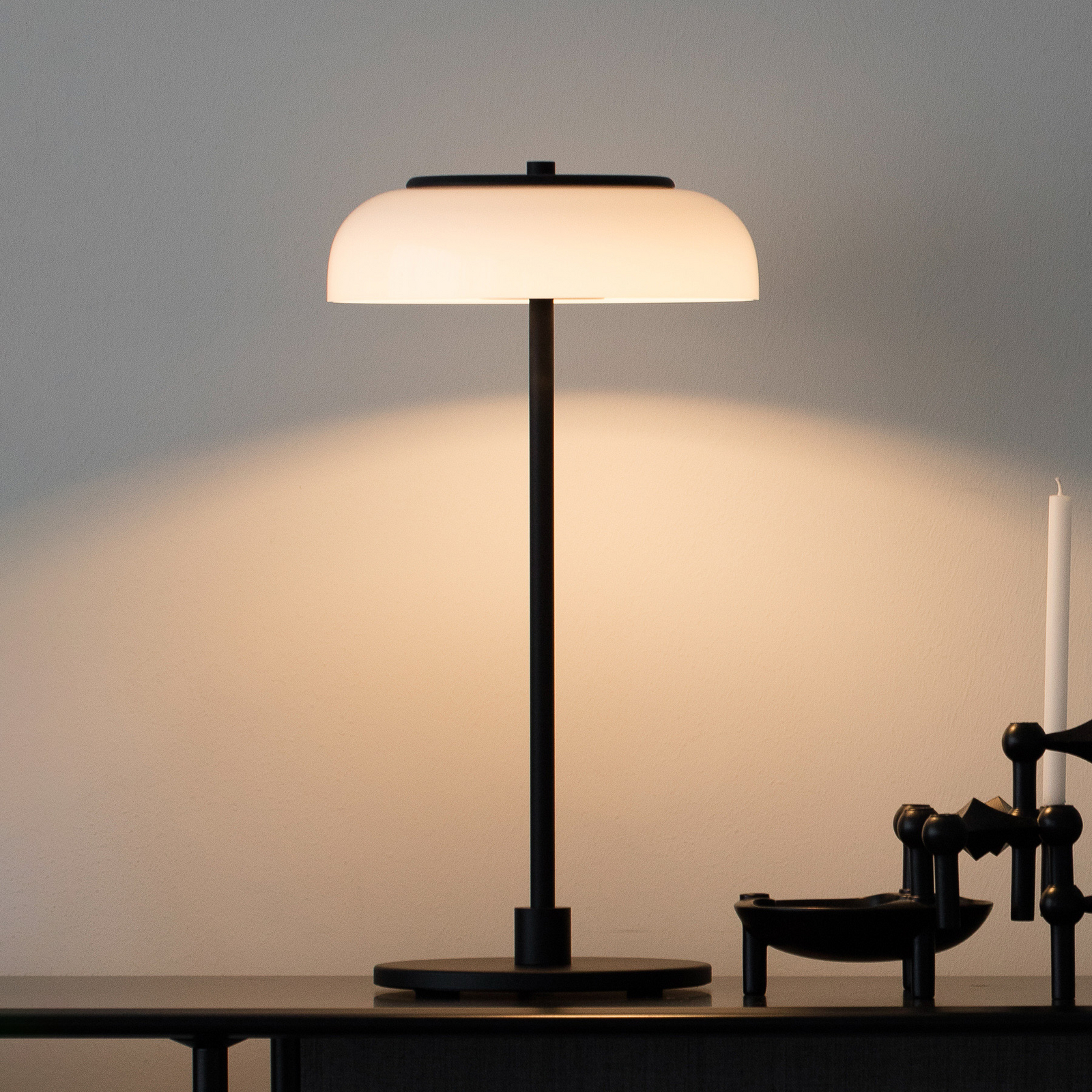 Nuura LED-laualamp Blossi, kõrgus 43 cm, must/opaalklaas