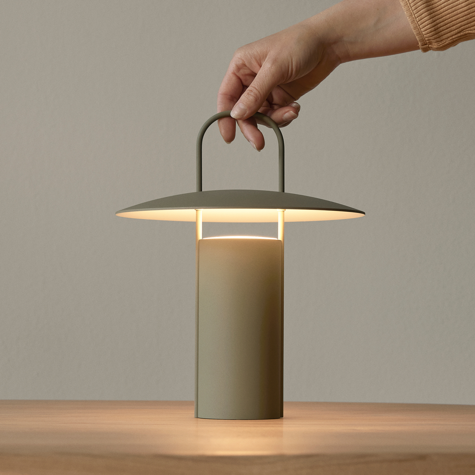 Audo Ray LED tafellamp, draagbaar, stofgroen