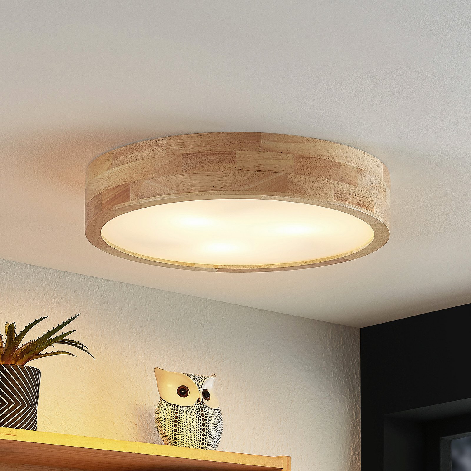 Lindby Tanju ceiling light, oak wood, Ø 40 cm