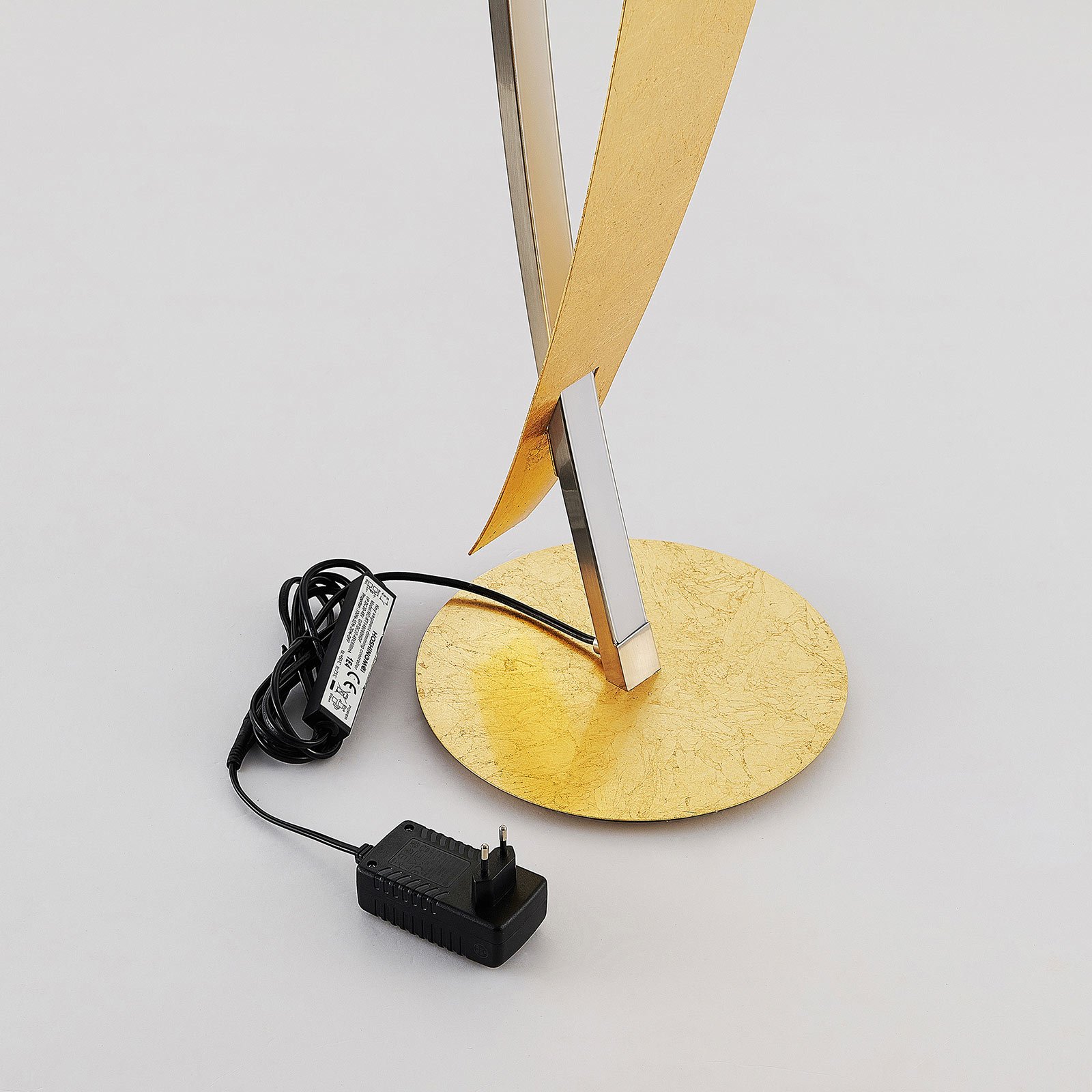 Stojaca LED lampa Marija ušľachtilý zlatý vzhľad