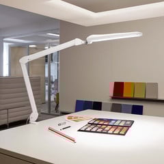 Lámpara de mesa LED MAULcraft, blanca, 52 cm, base con pinza, atenuable
