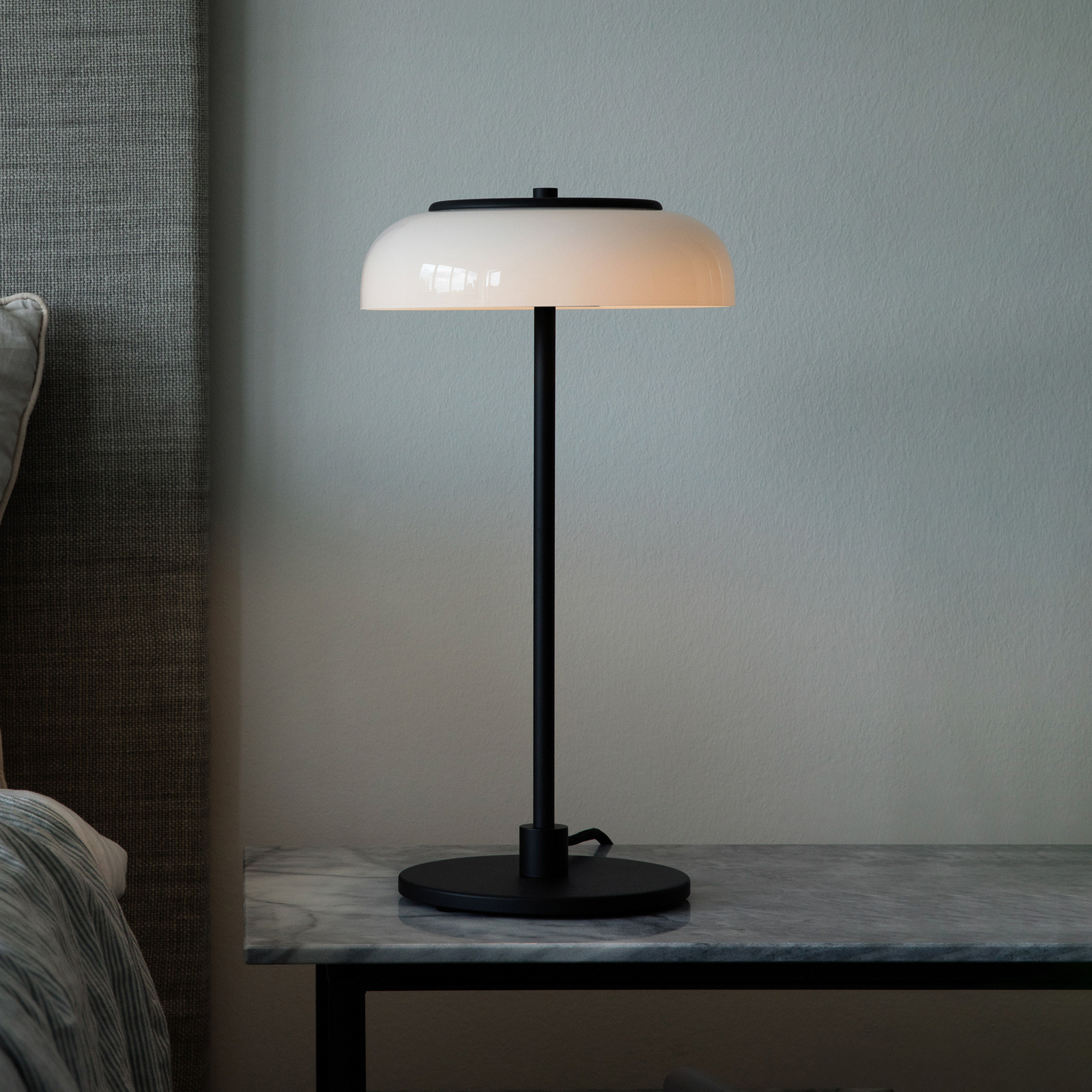 Nuura LED-laualamp Blossi, kõrgus 43 cm, must/opaalklaas