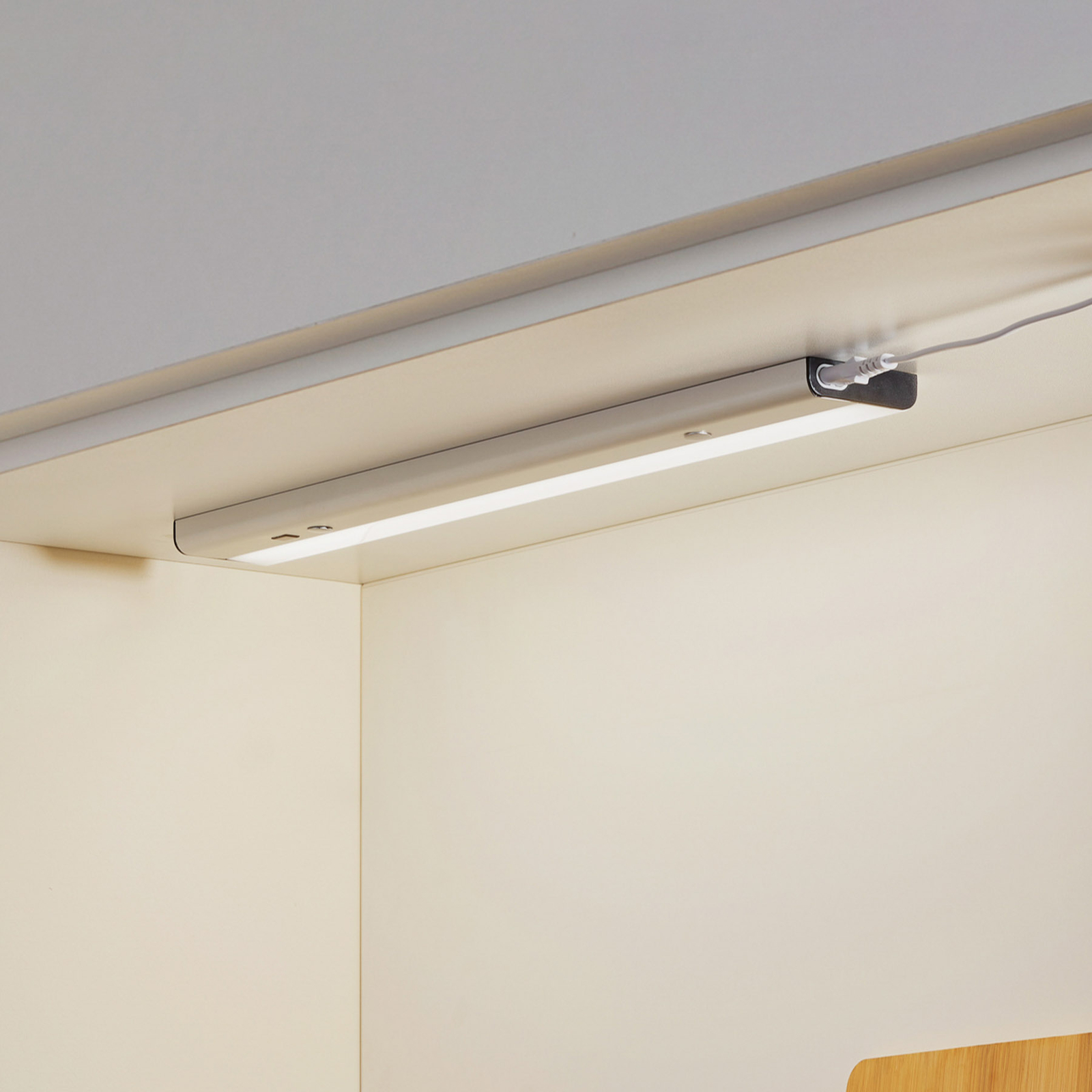 LEDVANCE linear flat under-cabinet, 3000K, sensor