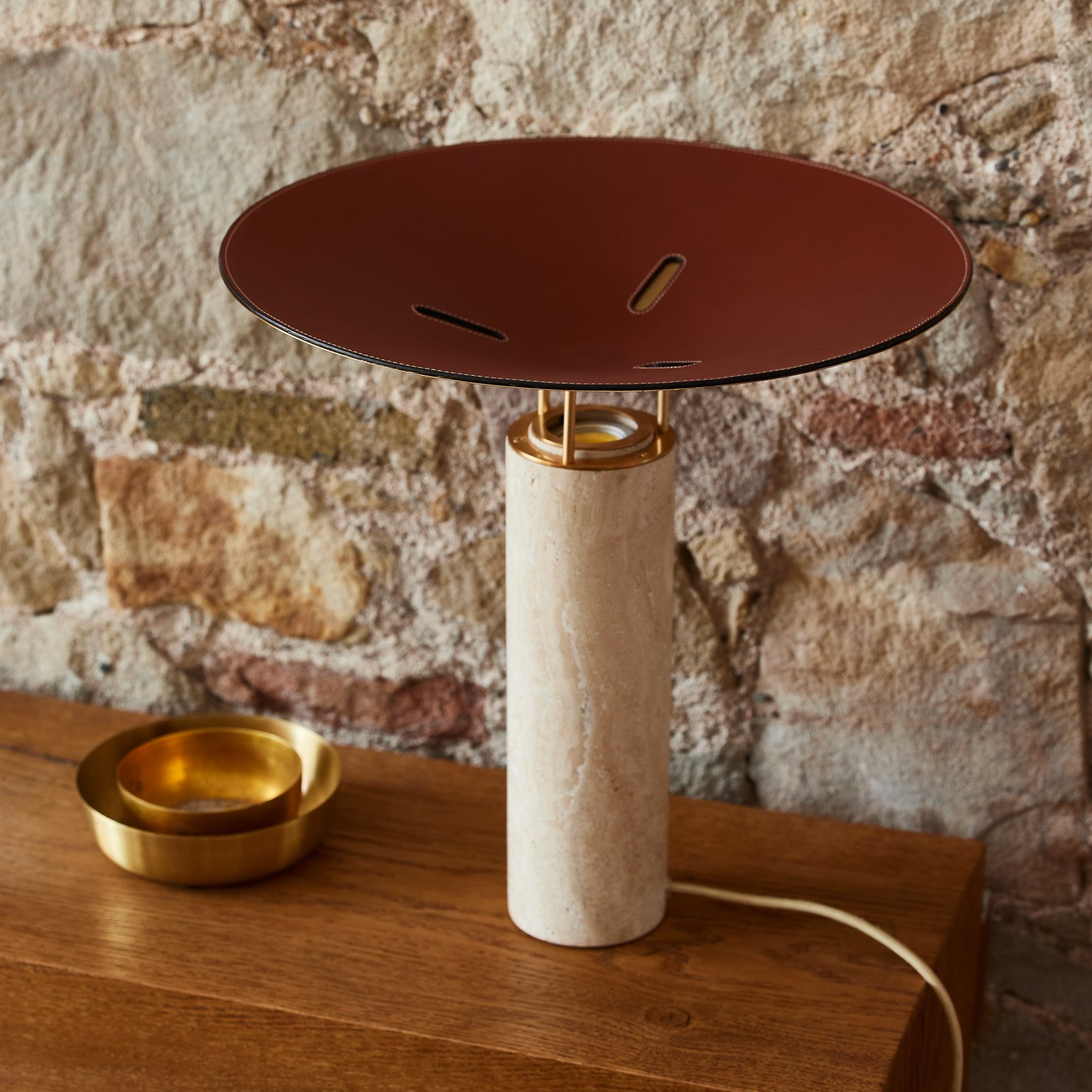 Lámpara mesa LED Rebound travertino cuero marrón
