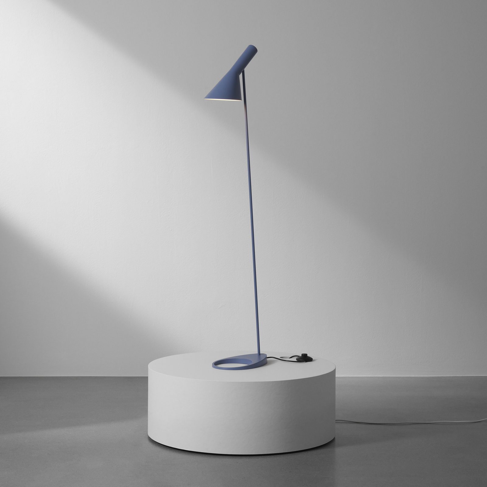Louis Poulsen AJ lampe sur pied design bleu gris