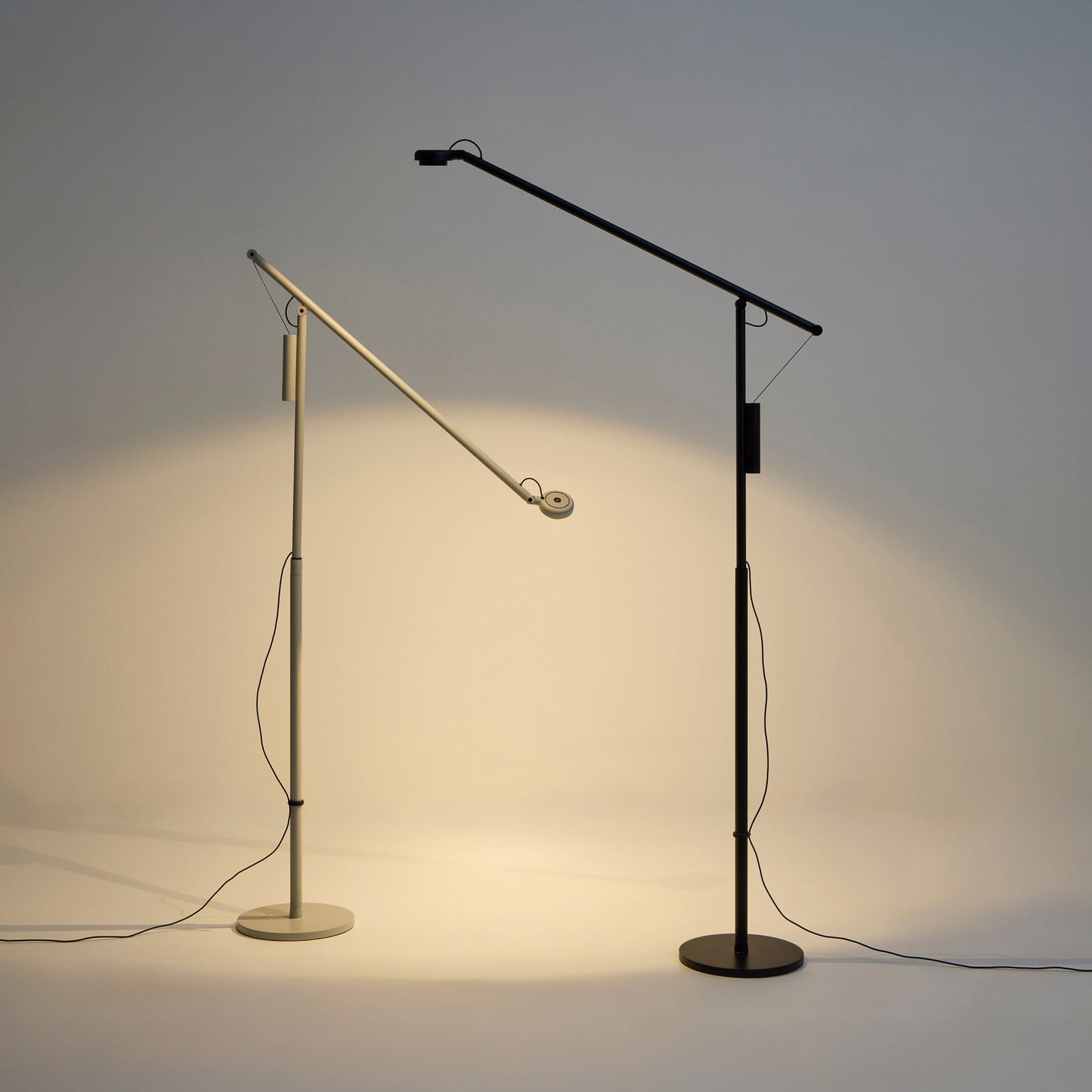 Lampe sur pied LED Fifty-Fifty, grise, hauteur 135 cm, à intensité variable - Lampe sur pied LED Fifty-Fifty, grise, hauteur 135 cm, à intensité variable -