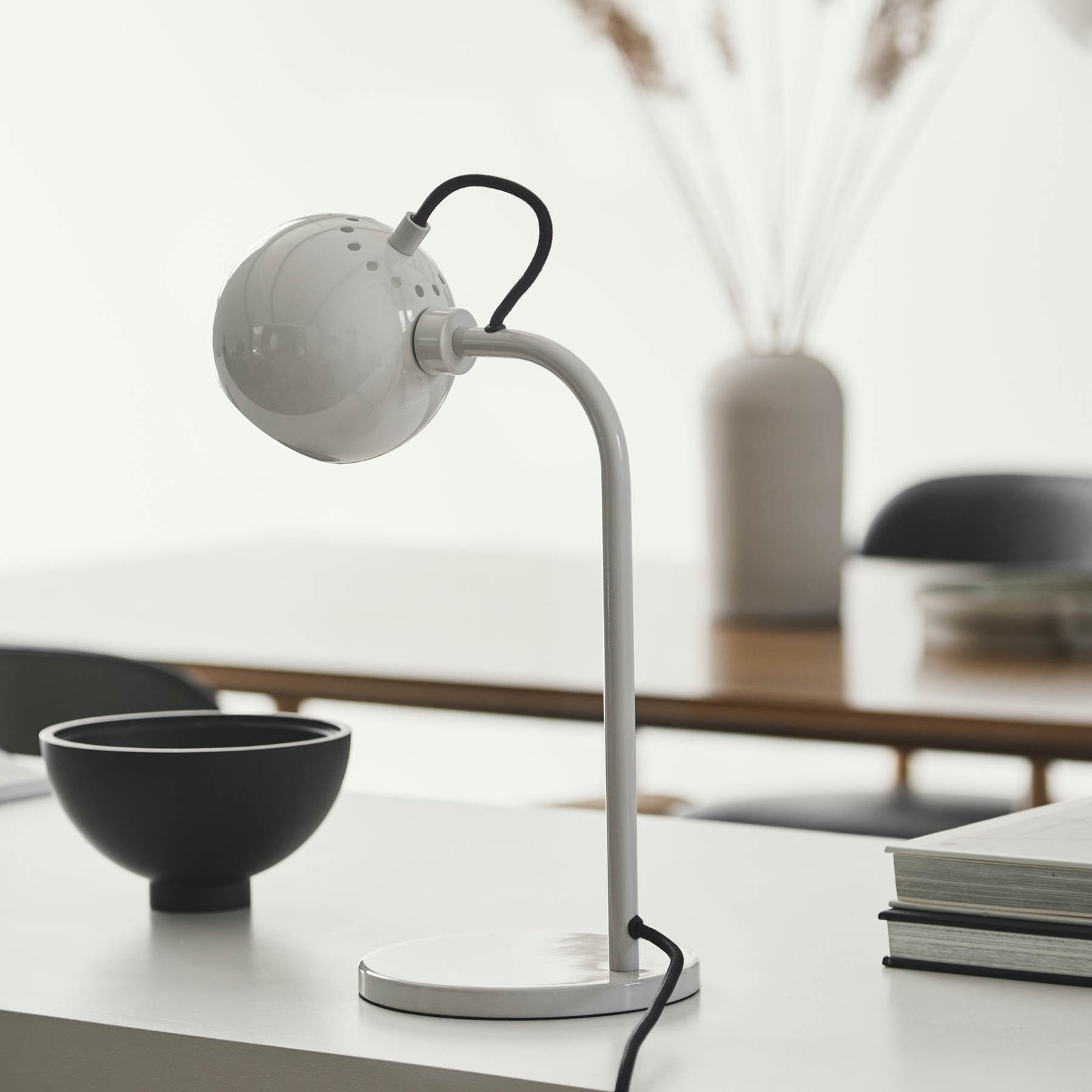 FRANDSEN Ball Single stolní lampa, světle šedá