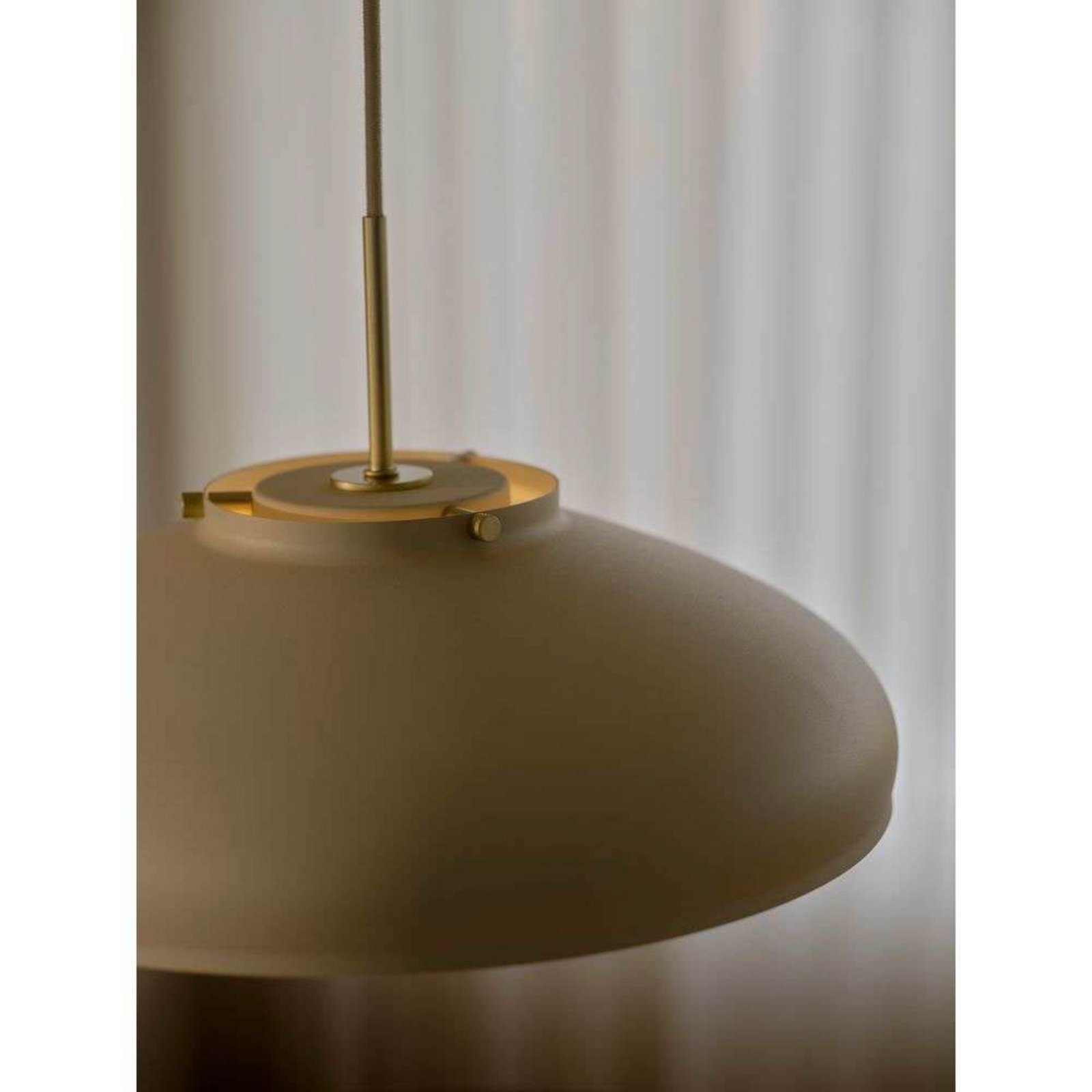 Lampă suspendată Latif, culoare bej, Ø 40 cm, alamă