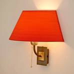 Menzel Living Elegantna stenska svetilka z rdečim senčnikom